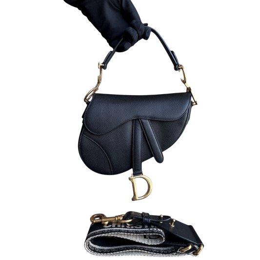 Sac Kovancy Saddle Small 21 cm en cuir caviar noir avec bandoulière et finitions dorées.