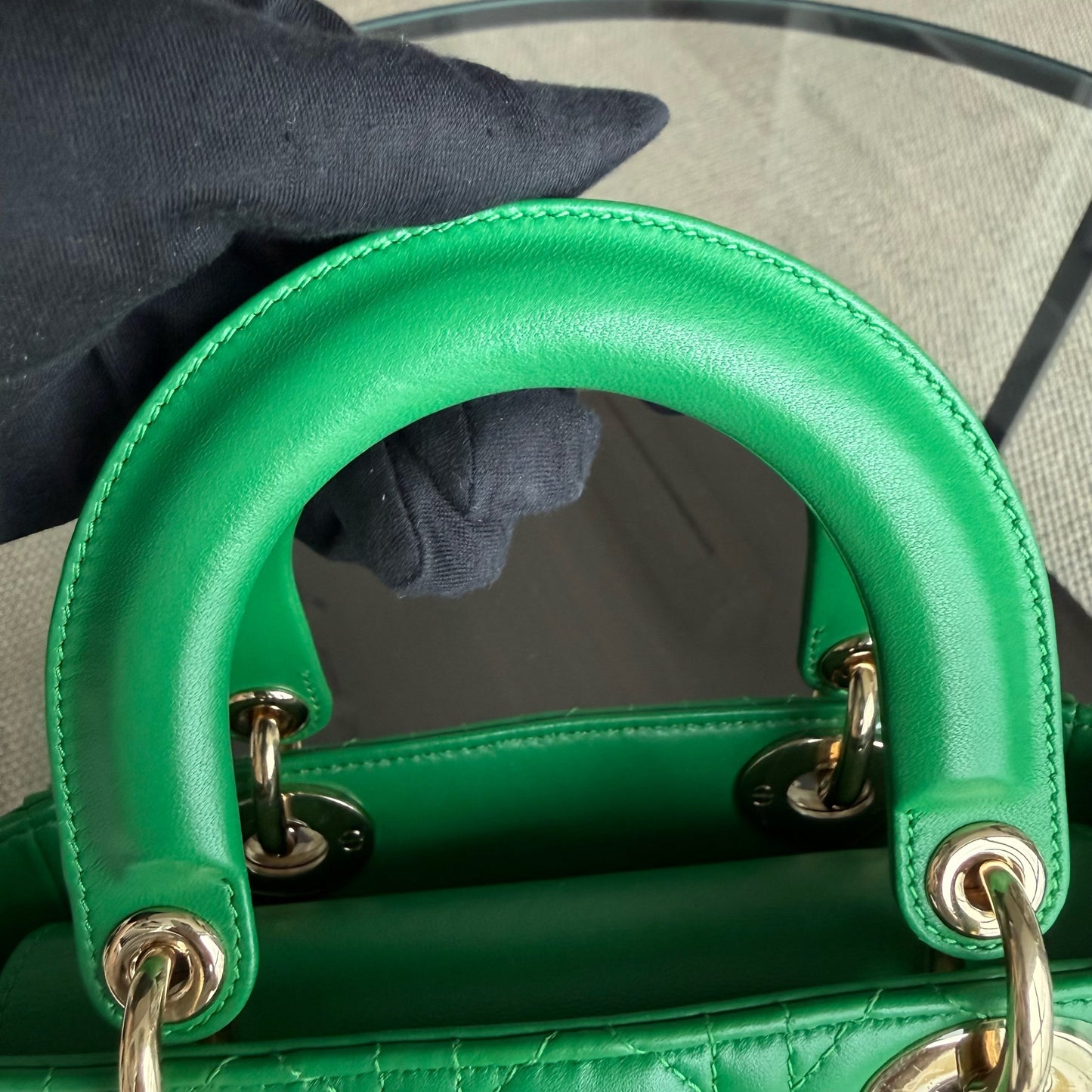 Kovancy Lady Petit rabat - Cuir d'agneau Cannage vert et finitions dorées