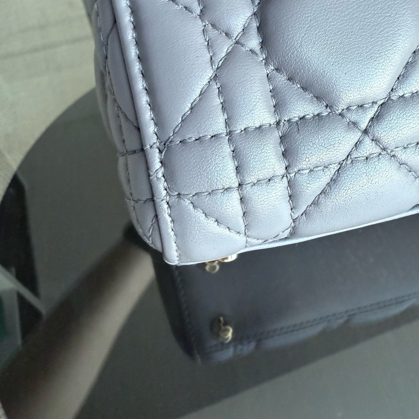 Kovancy Lady Mini - Sangle réglable en cuir d'agneau Cannage gris et matériel doré
