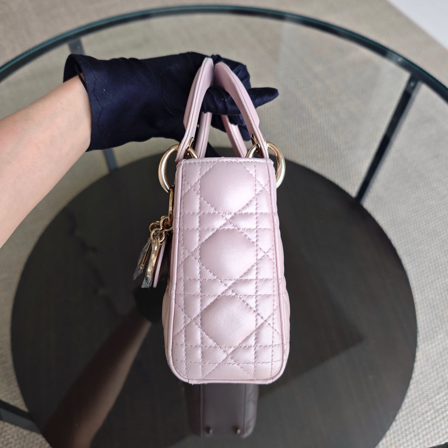 Kovancy Lady Mini - Bracelet chaîne en cuir d'agneau rose clair Cannage et finitions dorées