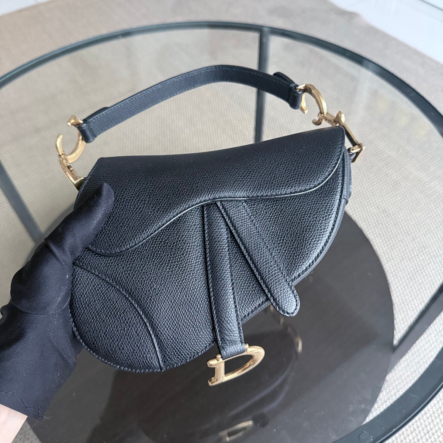 Sac Kovancy Saddle Small 21 cm en cuir caviar noir avec bandoulière et finitions dorées.
