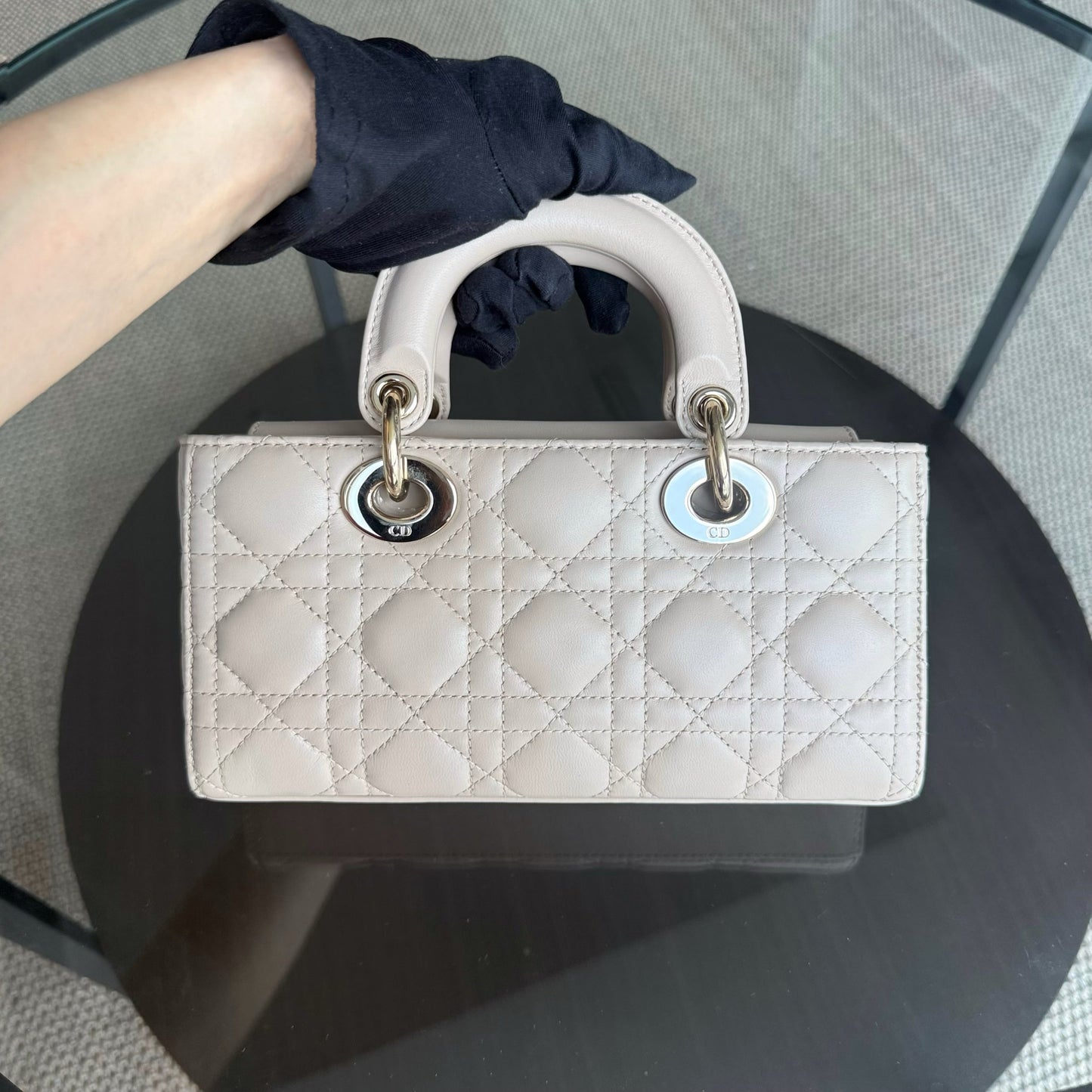 Kovancy Lady D-Joy Small - Cuir d'agneau Cannage beige, finitions dorées, bracelet unique