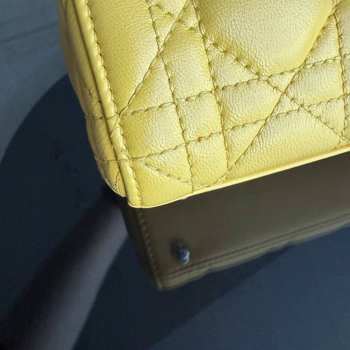 Kovancy Lady Mini Flap - Cuir d'agneau Cannage jaune, sangle chaîne, quincaillerie argentée, quincaillerie argentée