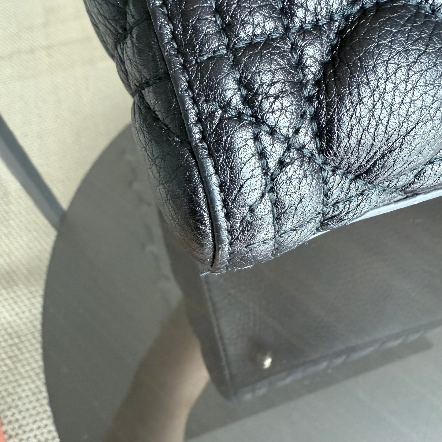 Kovancy Lady Grand rabat en cuir caviar cannage noir GHW sans bandoulière
