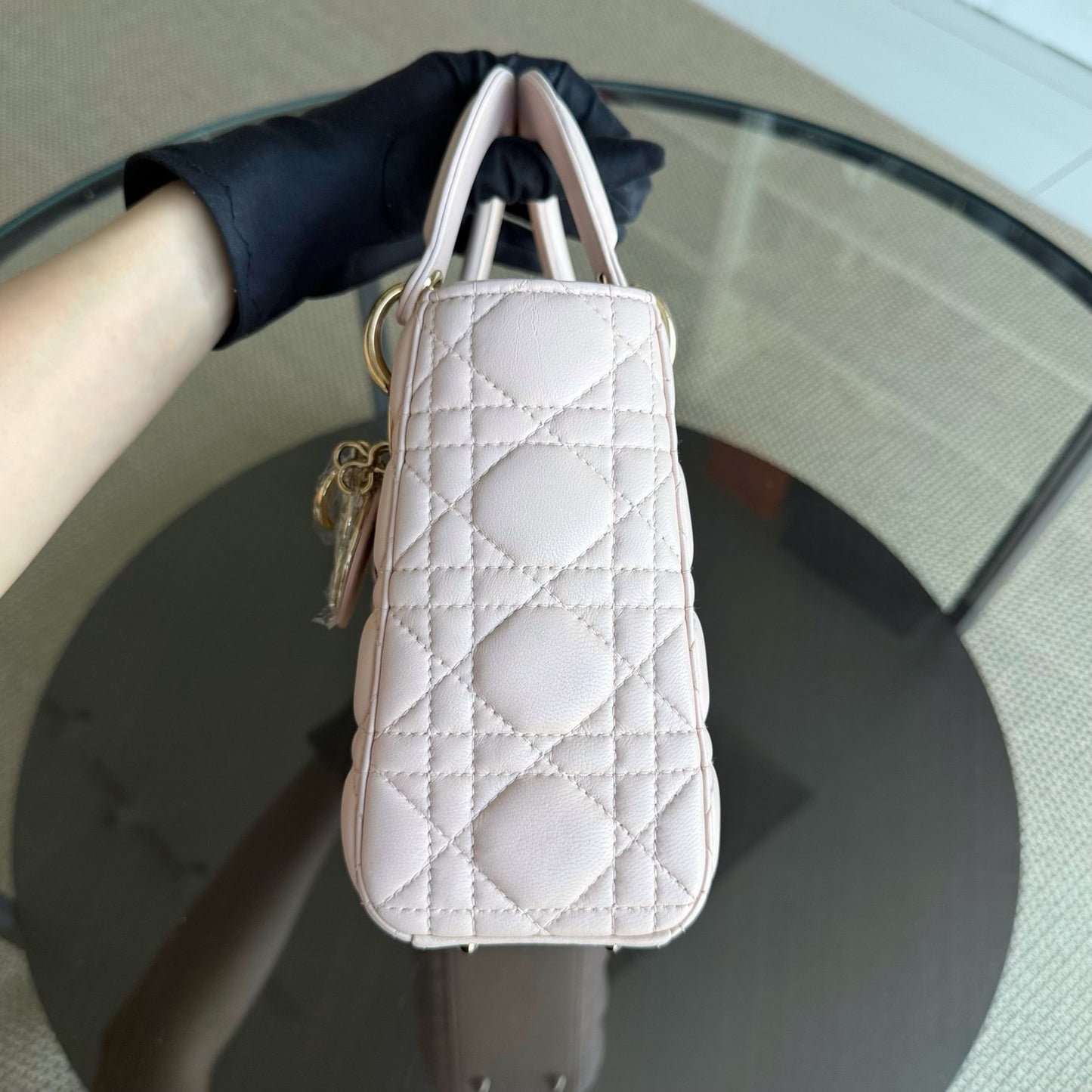 Kovancy Lady Petit rabat - Cuir d'agneau Cannage Light Sakura Rose Quincaillerie dorée SANS SANGLE