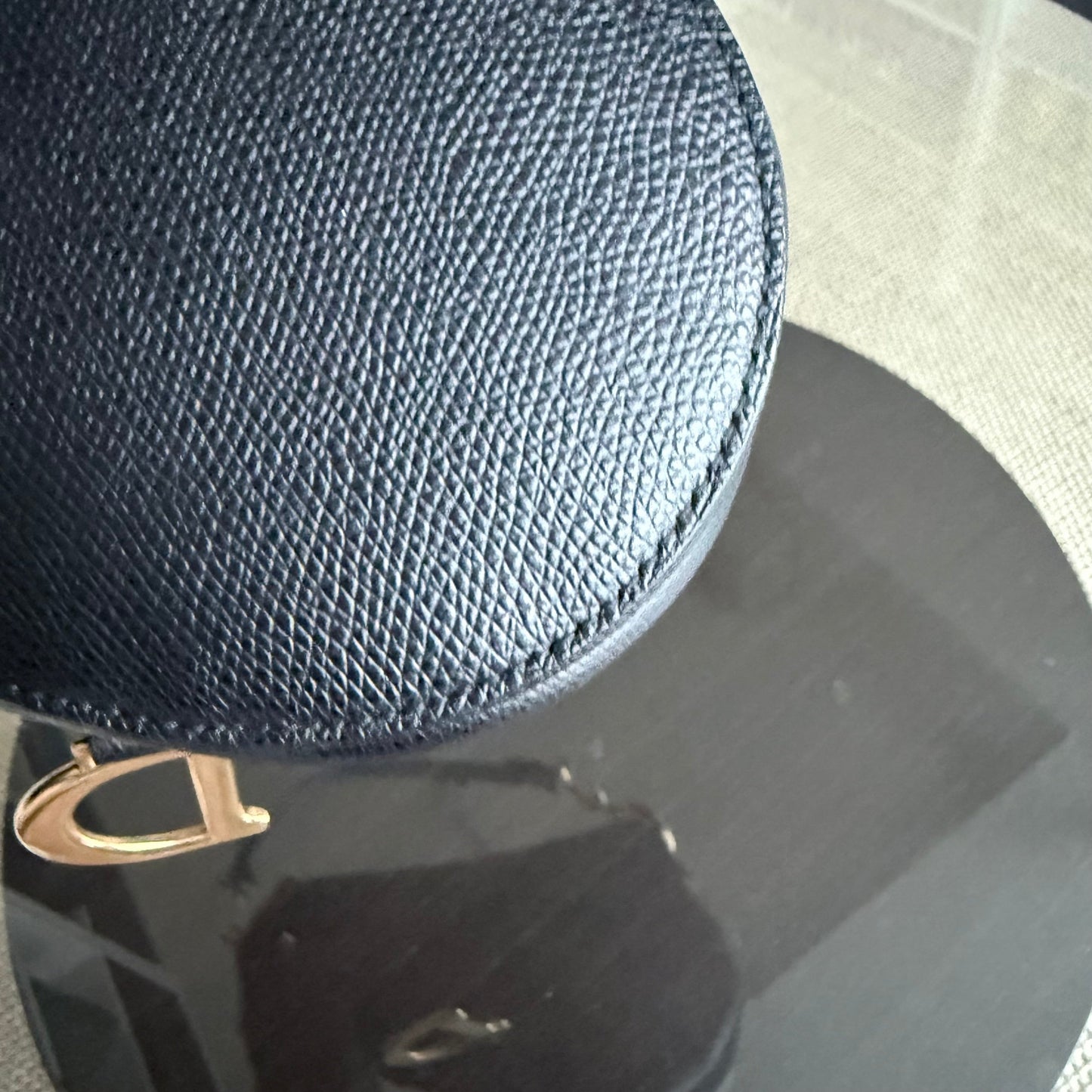 Sac Kovancy Saddle Small 21 cm en cuir caviar noir avec bandoulière et finitions dorées.