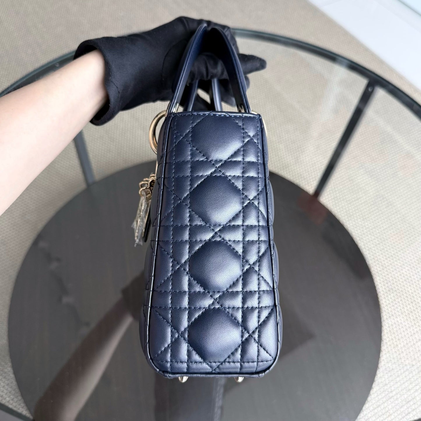 Kovancy Lady Petit rabat - Cuir d'agneau Cannage bleu marine foncé, accessoires dorés avec breloques