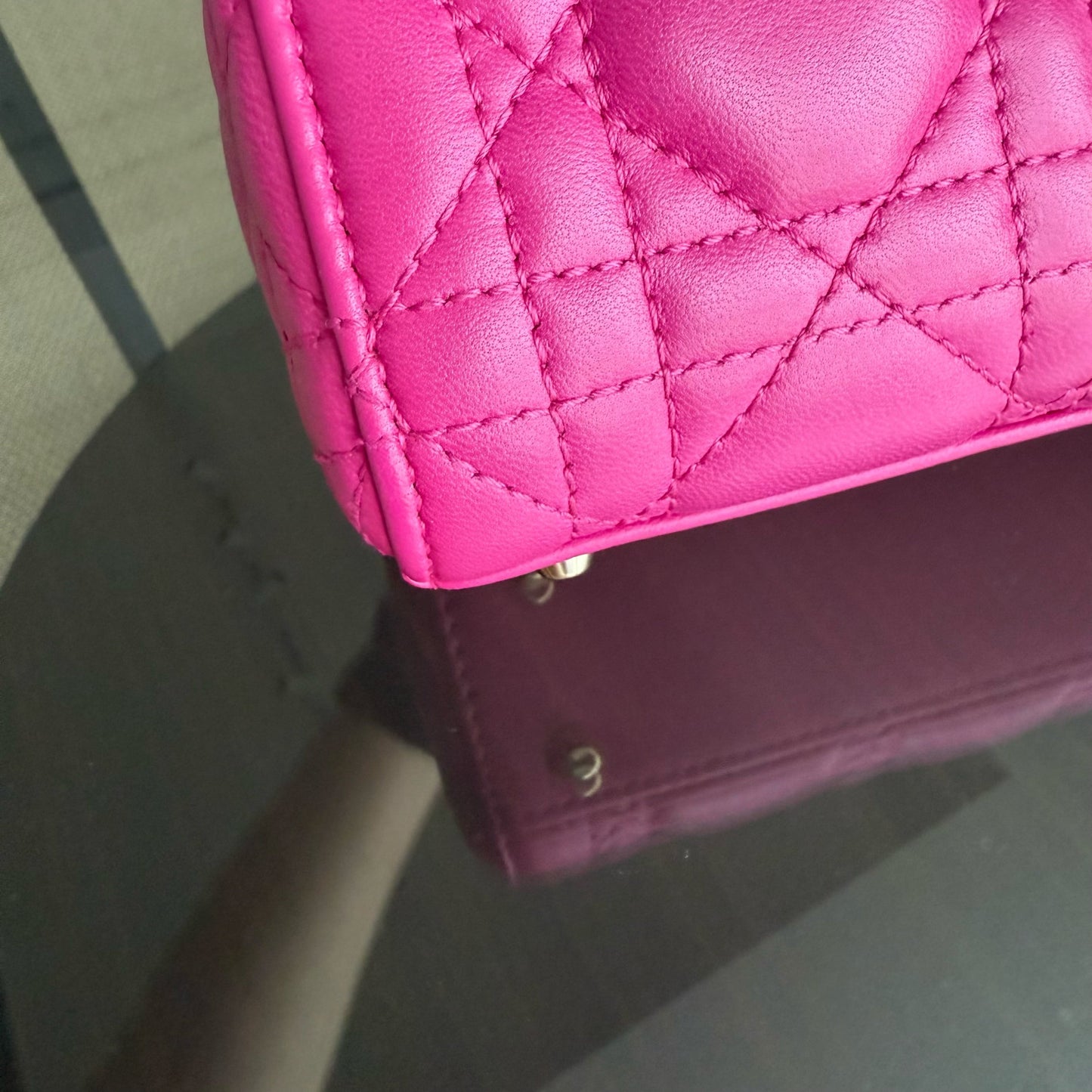 Kovancy Lady Mini - Bandoulière en cuir d'agneau Cannage rose vif avec chaîne et quincaillerie dorée