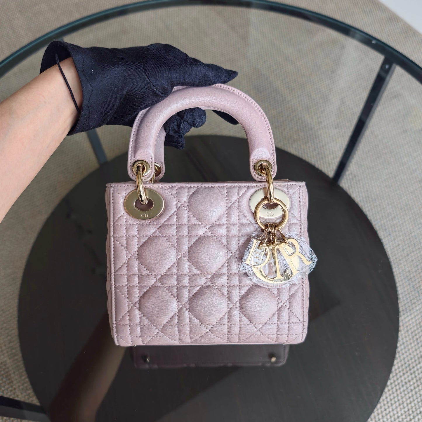 Kovancy Lady Mini - Bracelet chaîne en cuir d'agneau rose clair Cannage et finitions dorées