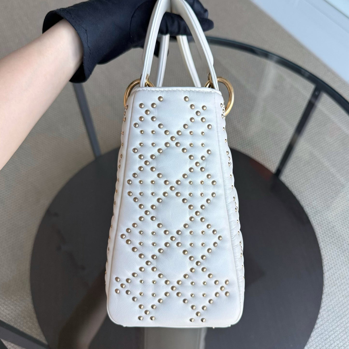 Kovancy Lady Moyen - Version zippée en cuir de veau Cannage clouté avec quincaillerie en or blanc