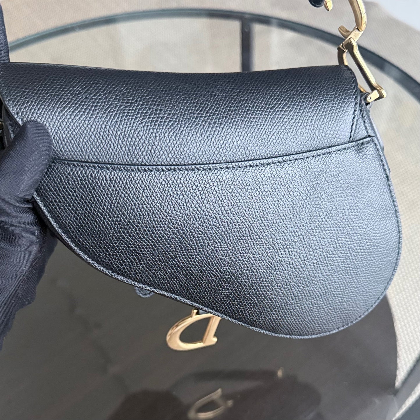 Sac Kovancy Saddle Small 21 cm en cuir caviar noir avec bandoulière et finitions dorées.