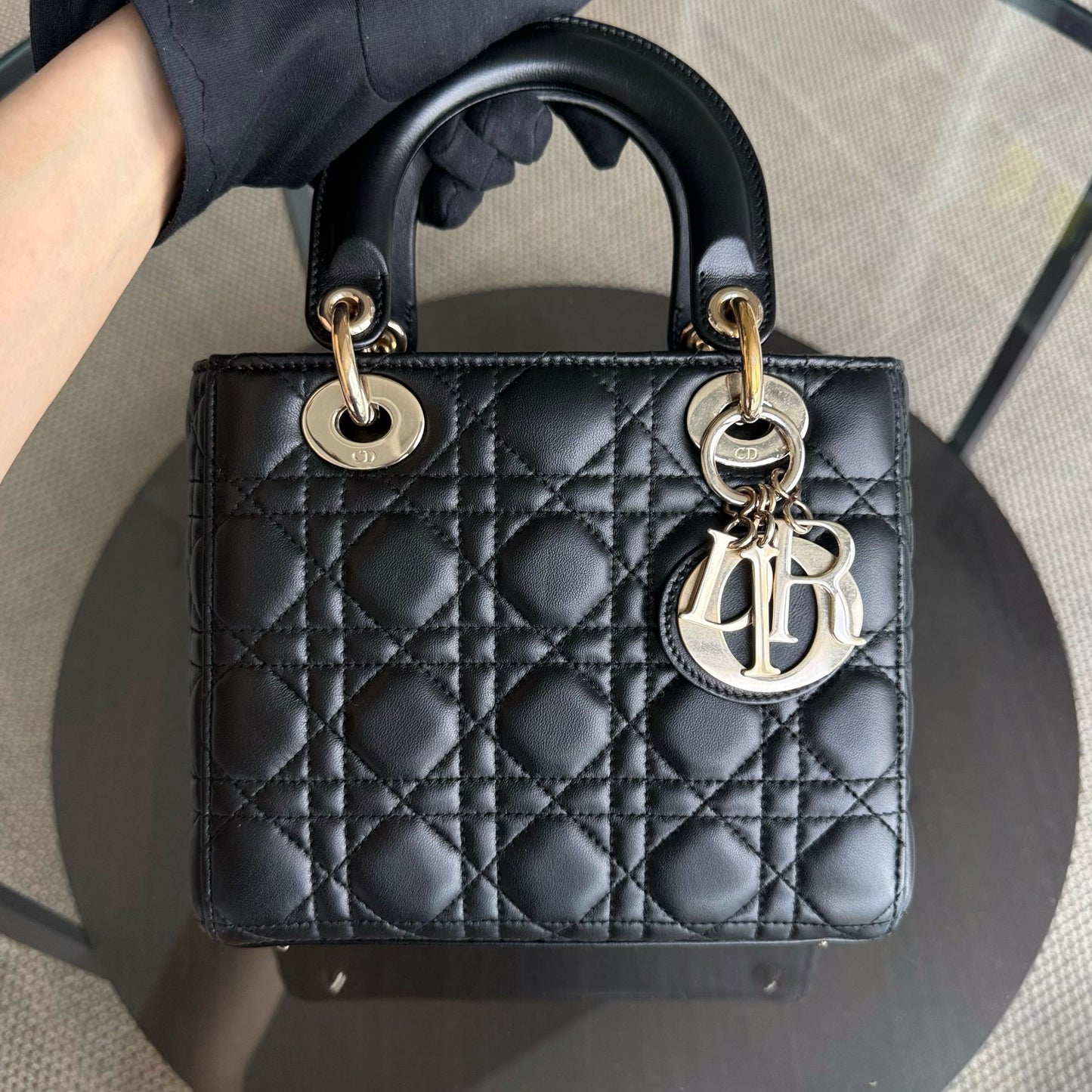 Kovancy Lady Petit rabat - Cuir d'agneau Cannage noir et quincaillerie dorée