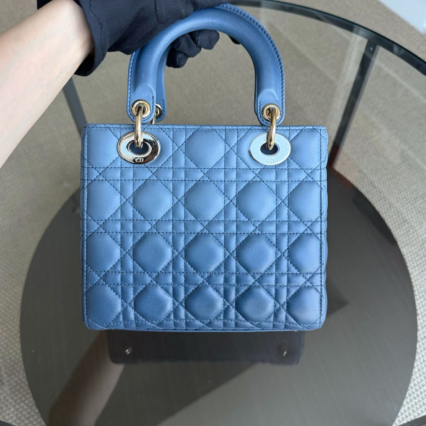 Kovancy Lady Petit rabat - Cuir d'agneau Cannage bleu, quincaillerie dorée MyABC