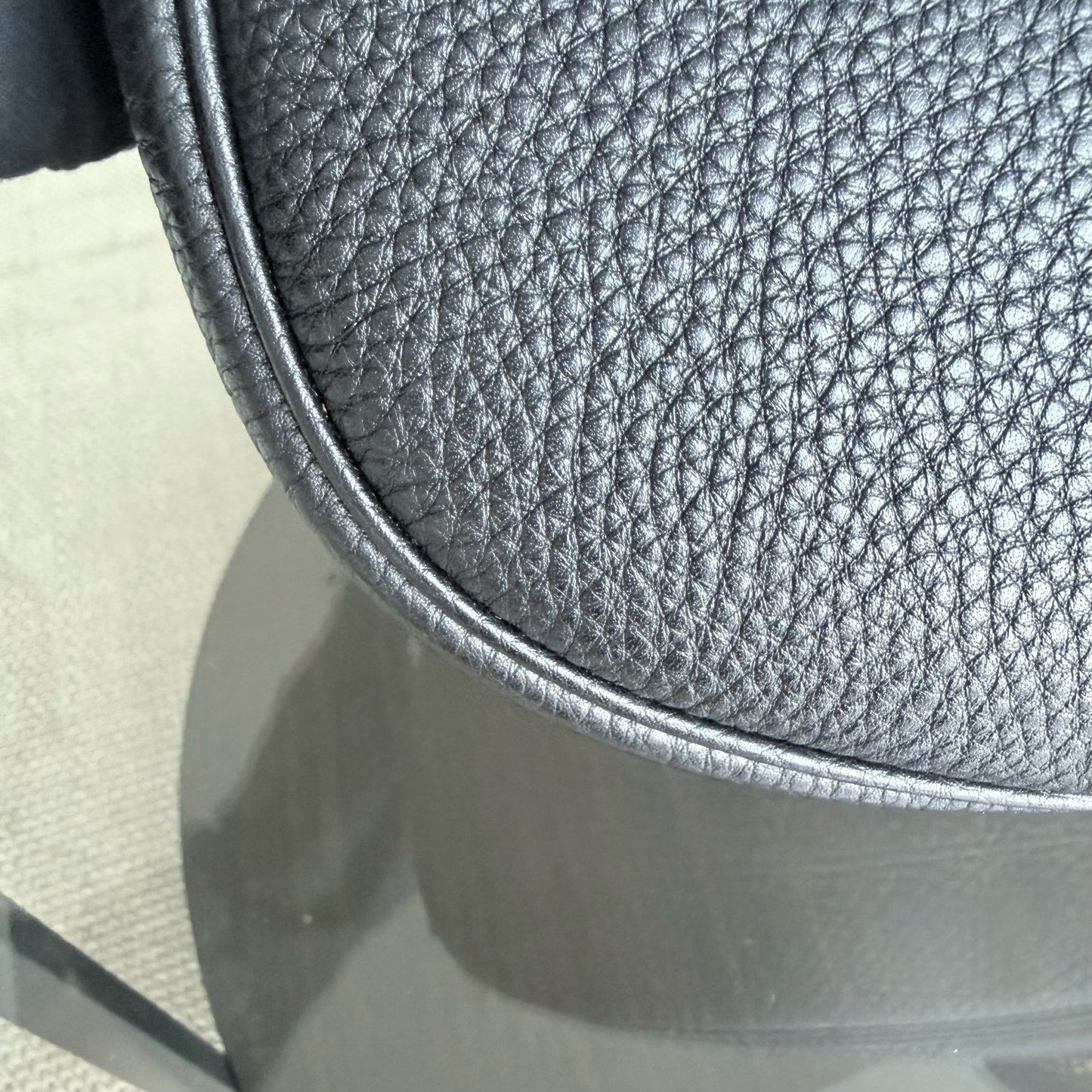 Kovancy Bijou Bobby Large - Cuir caviar noir, finitions dorées, bandoulière