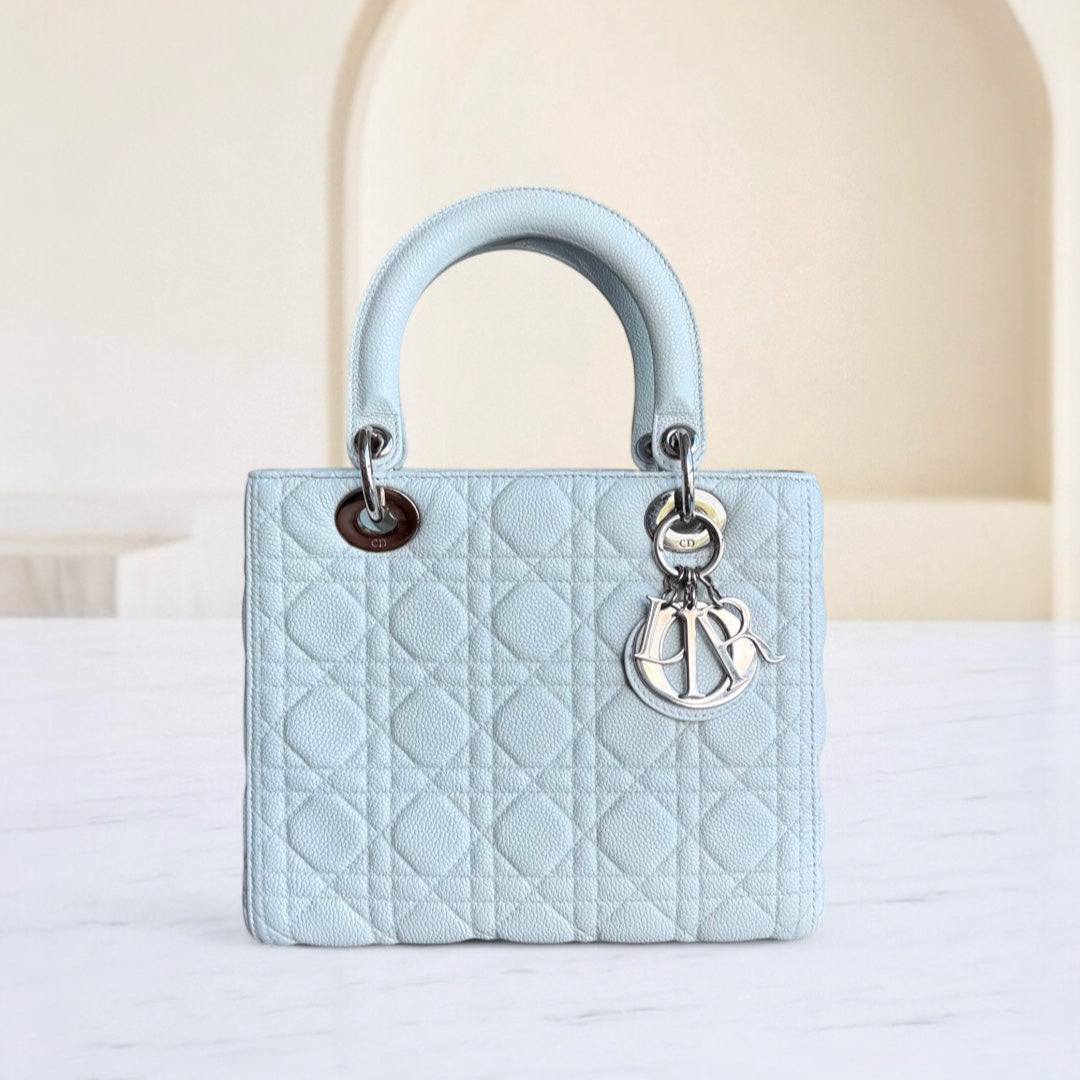 Kovancy Lady Caviar moyen - Cuir de veau grainé Cannage Glacier White Ice Blue Ferrures argentées SANS SANGLE