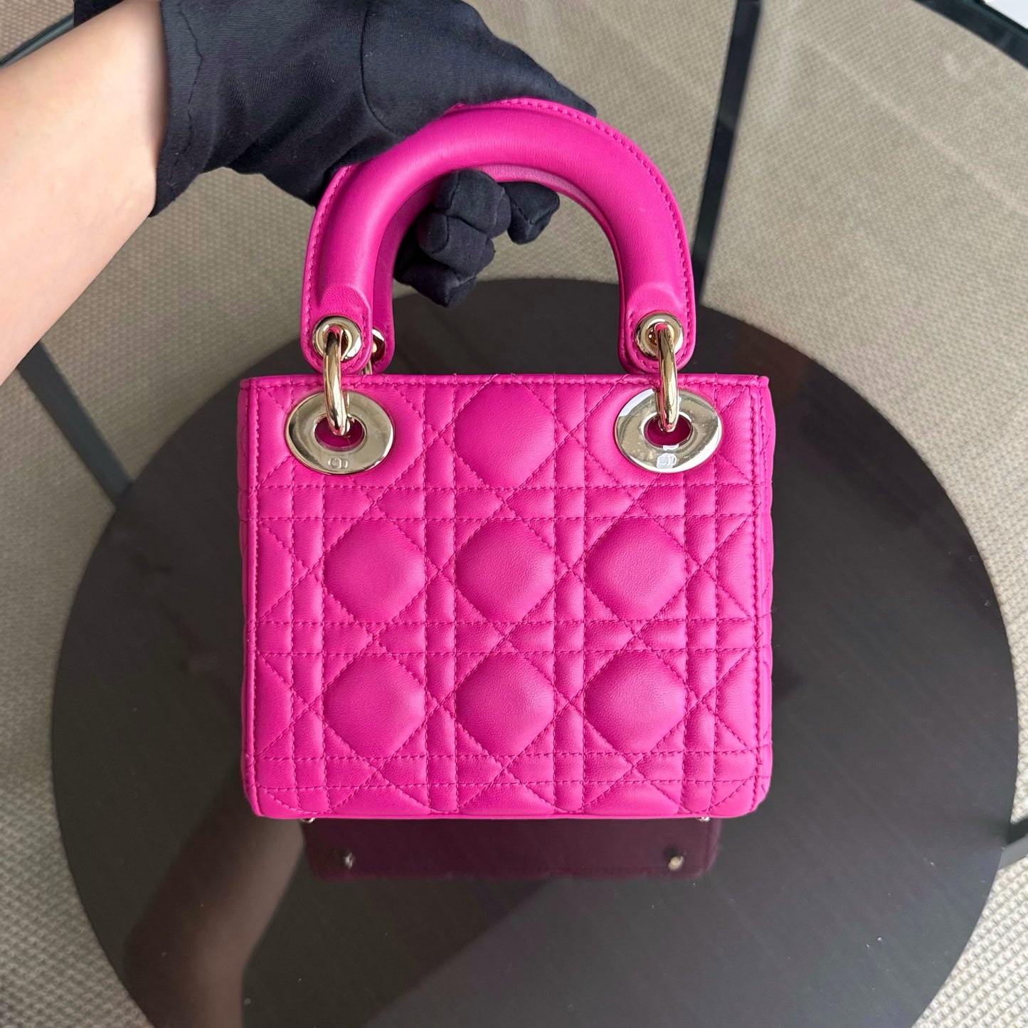 Kovancy Lady Mini - Bandoulière en cuir d'agneau Cannage rose vif avec chaîne et quincaillerie dorée