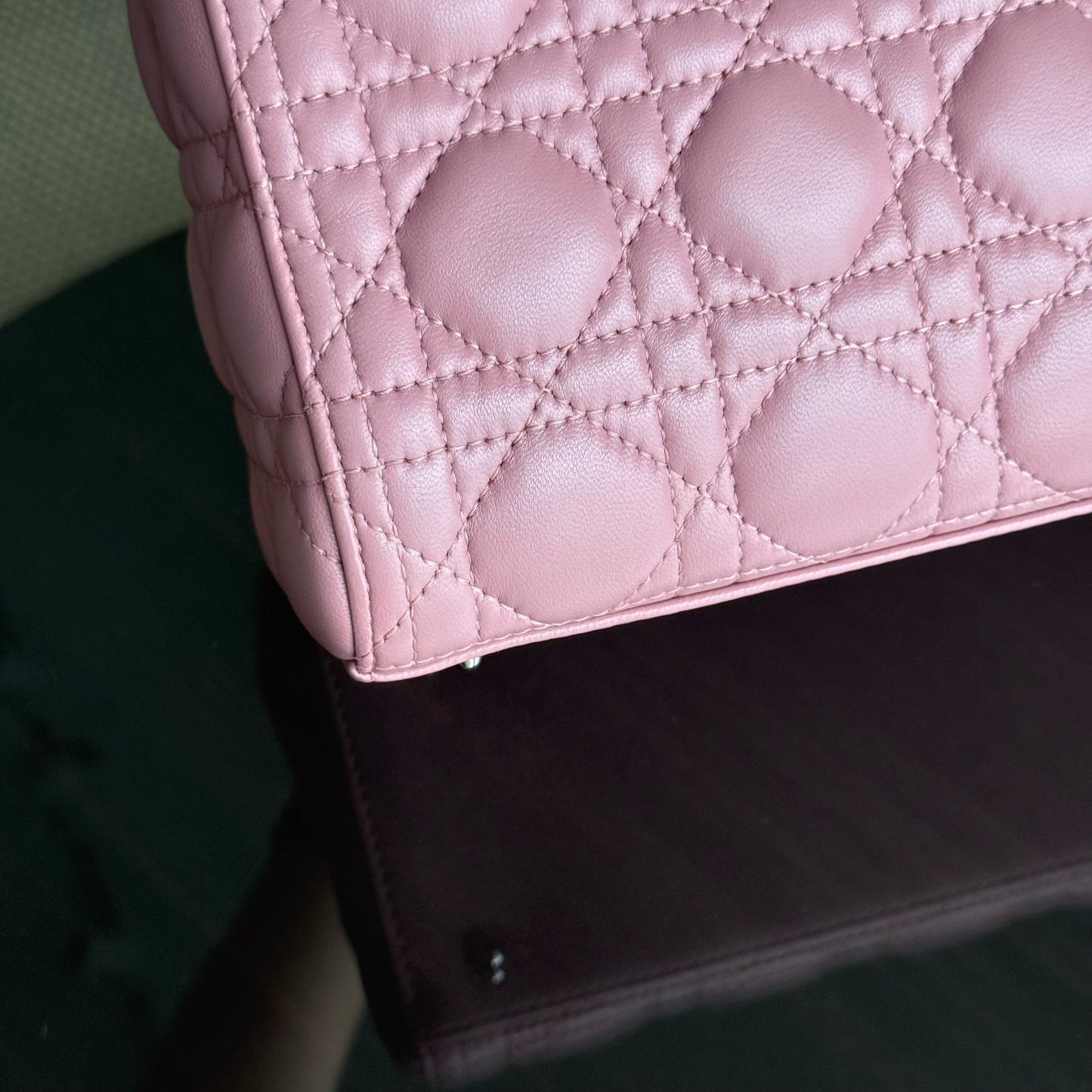 Kovancy Lady Cannage moyen en cuir d'agneau rose avec accessoires argentés
