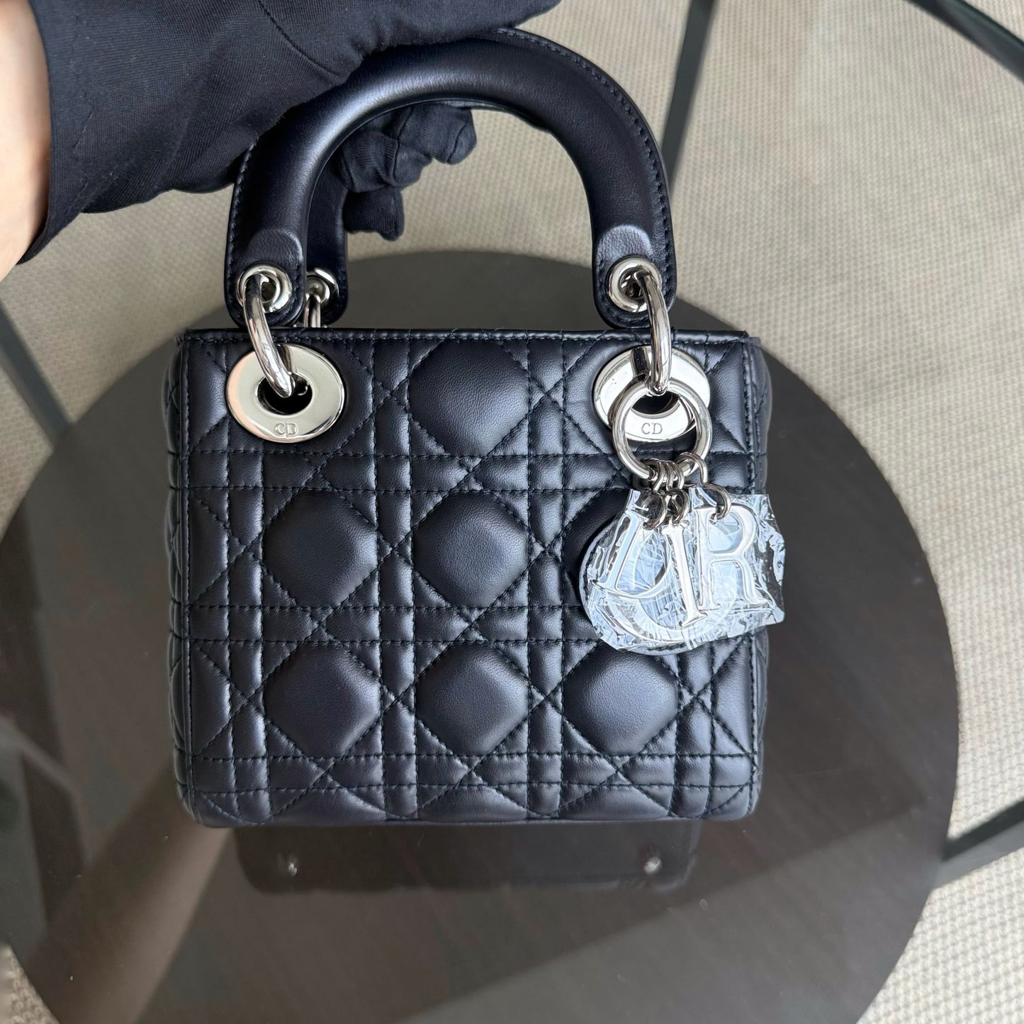 Kovancy Lady Mini - Bracelet chaîne en cuir d'agneau Cannage bleu nuit avec détails argentés