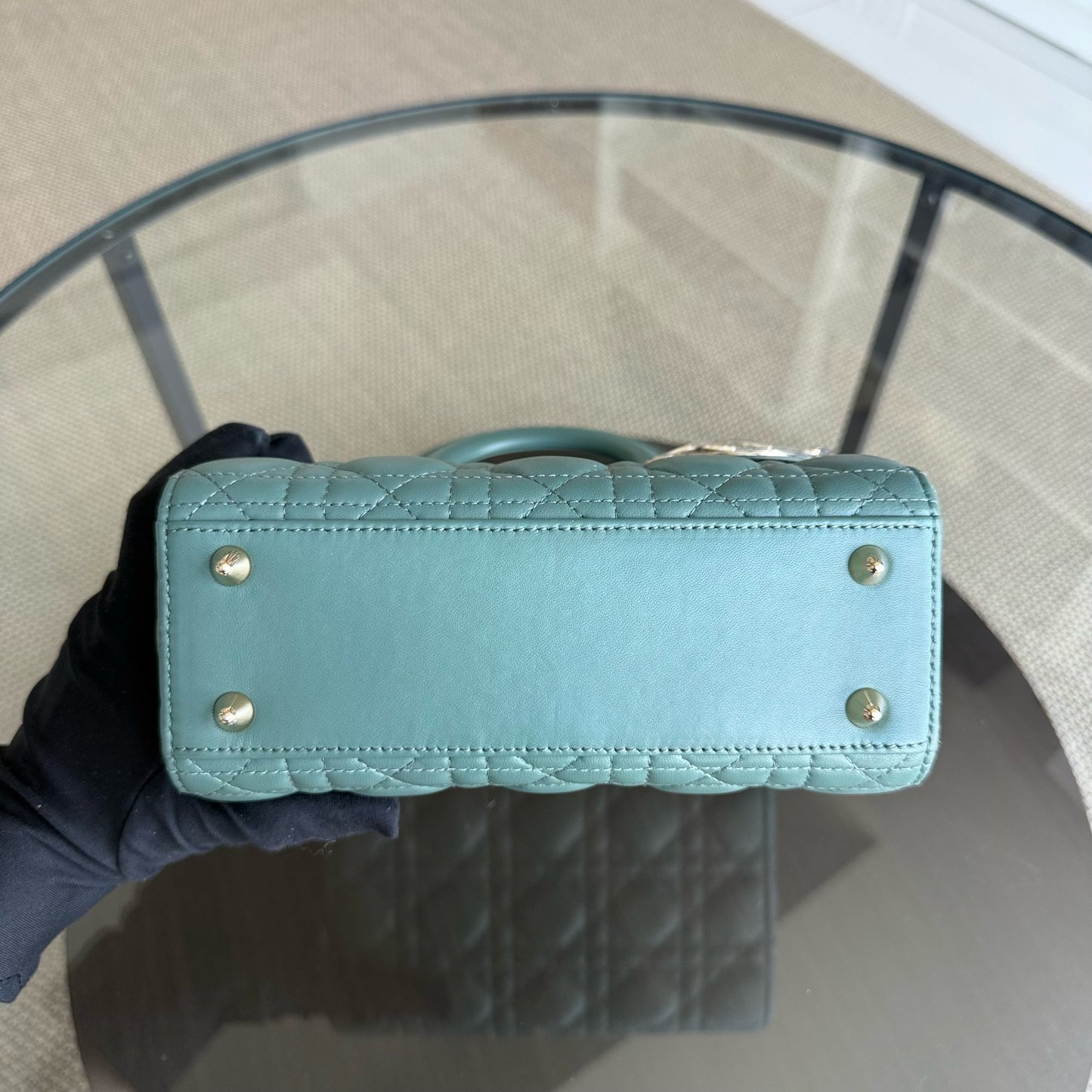 Kovancy Lady Petit rabat - Cuir d'agneau Cannage vert, ferrures dorées avec breloques