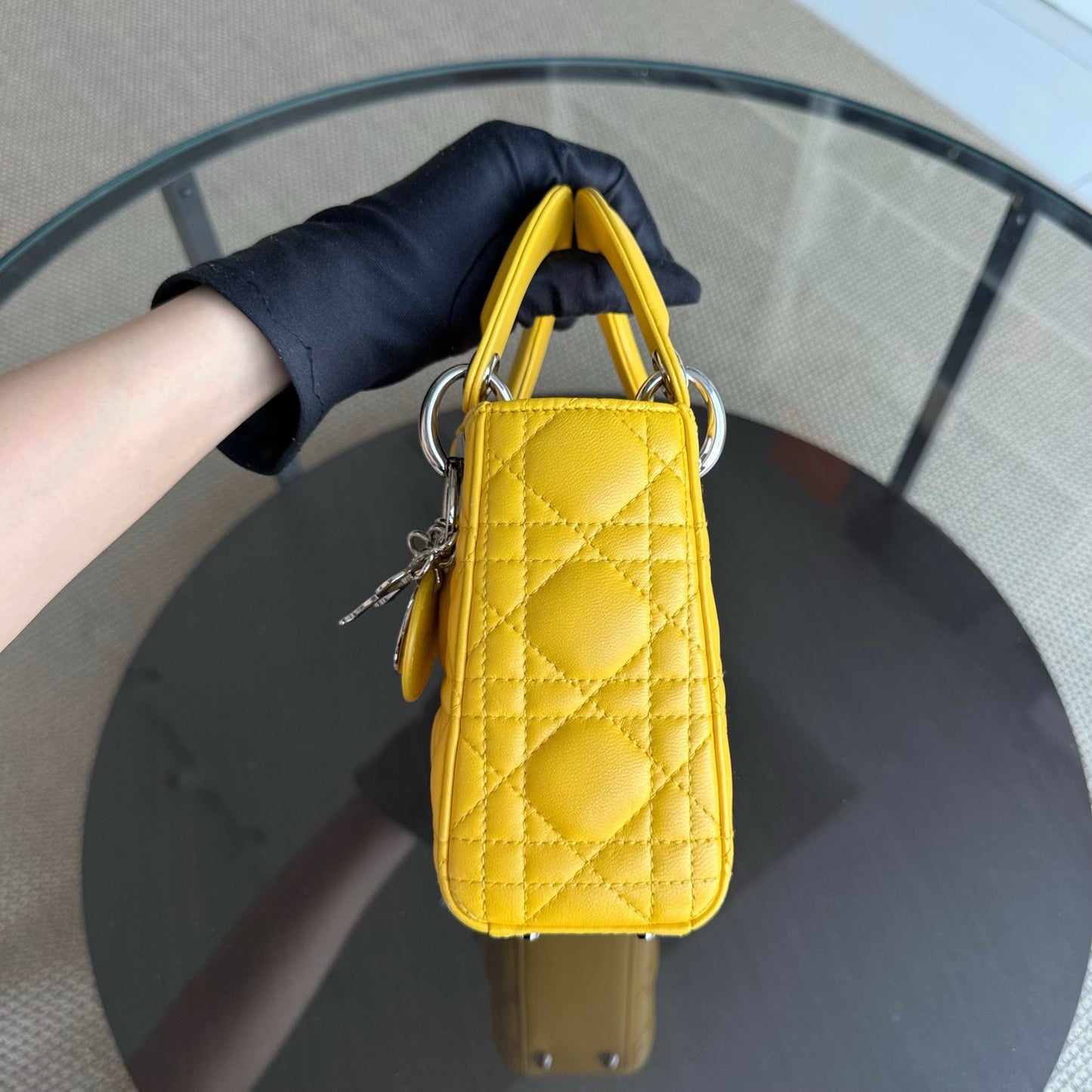 Kovancy Lady Mini Flap - Cuir d'agneau Cannage jaune, sangle chaîne, quincaillerie argentée, quincaillerie argentée
