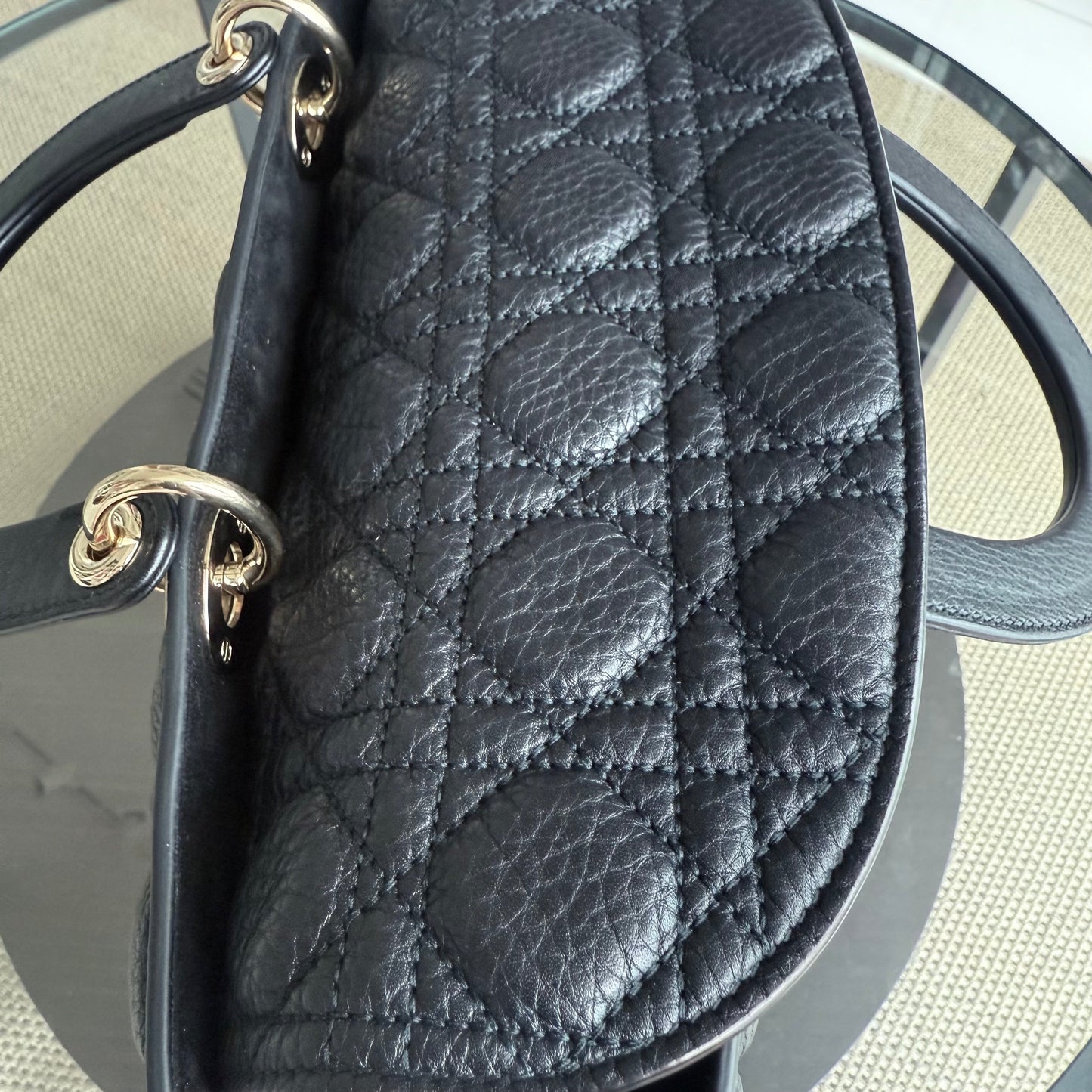Kovancy Lady Grand rabat en cuir caviar cannage noir GHW sans bandoulière