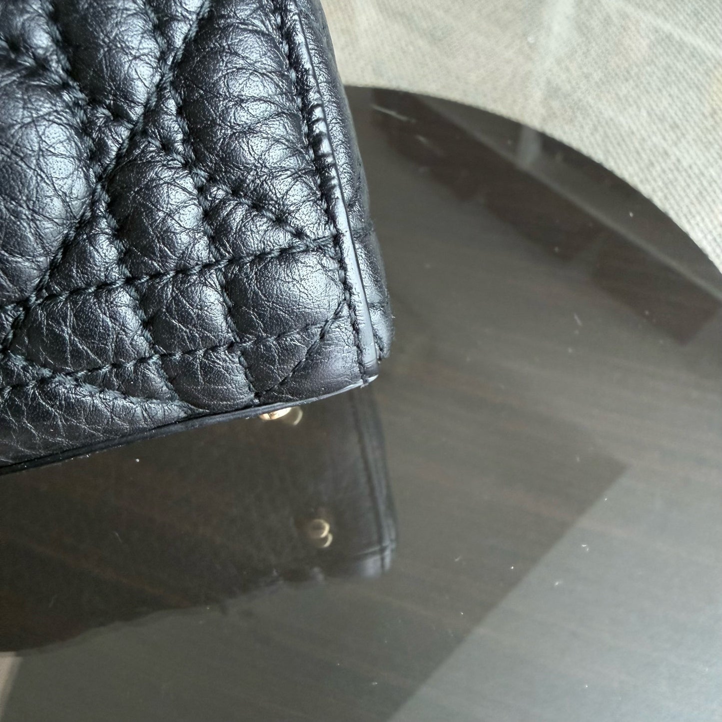 Kovancy Lady Mini - Cannage en veau grainé noir avec finitions dorées