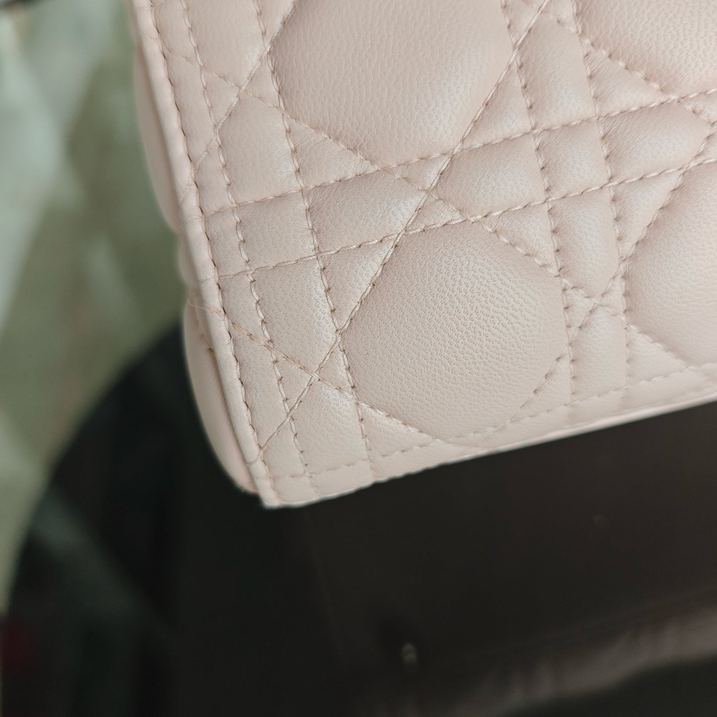 Kovancy Lady Grand modèle - Cuir d'agneau Cannage rose clair avec finitions dorées