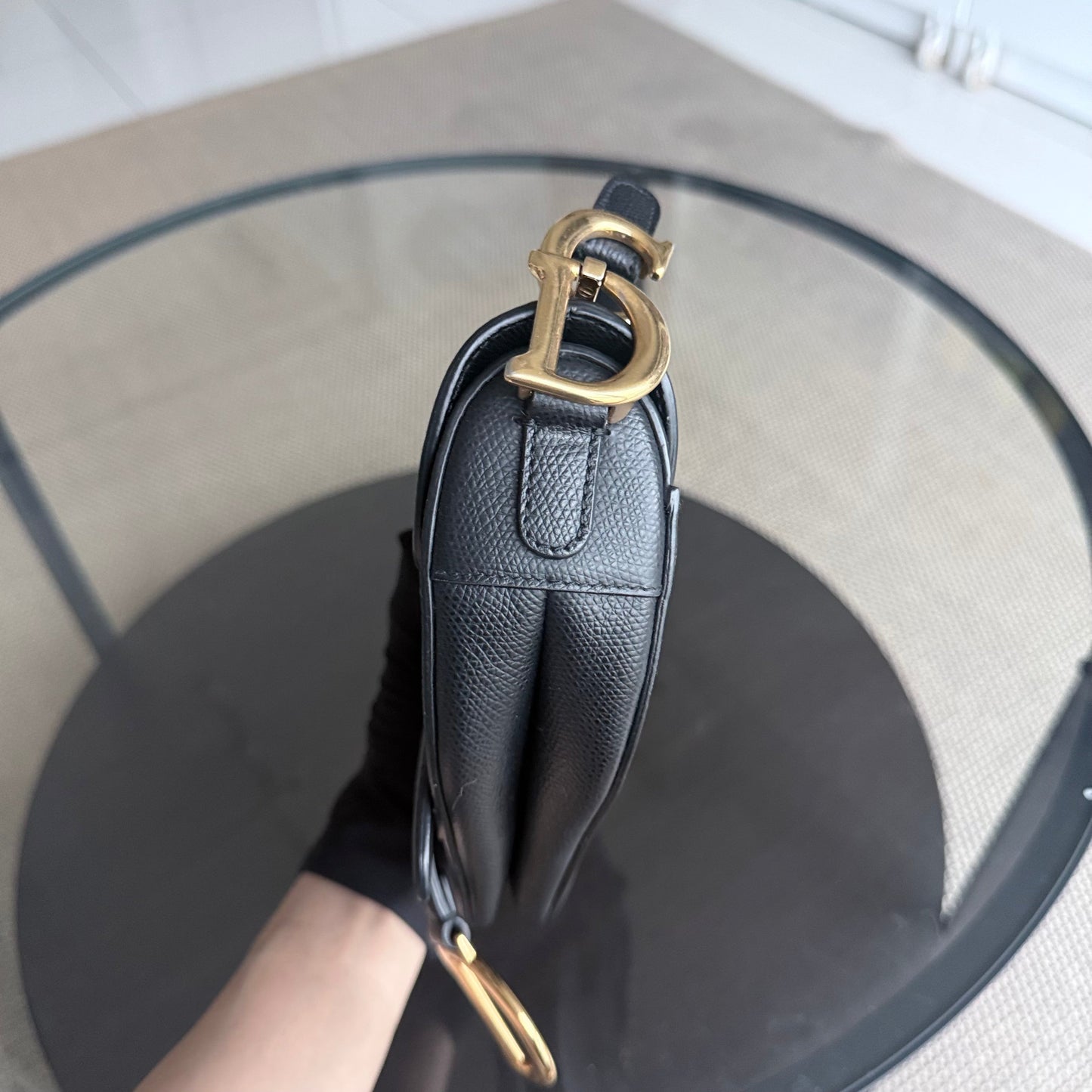 Sac Kovancy Saddle Small 21 cm en cuir caviar noir avec bandoulière et finitions dorées.