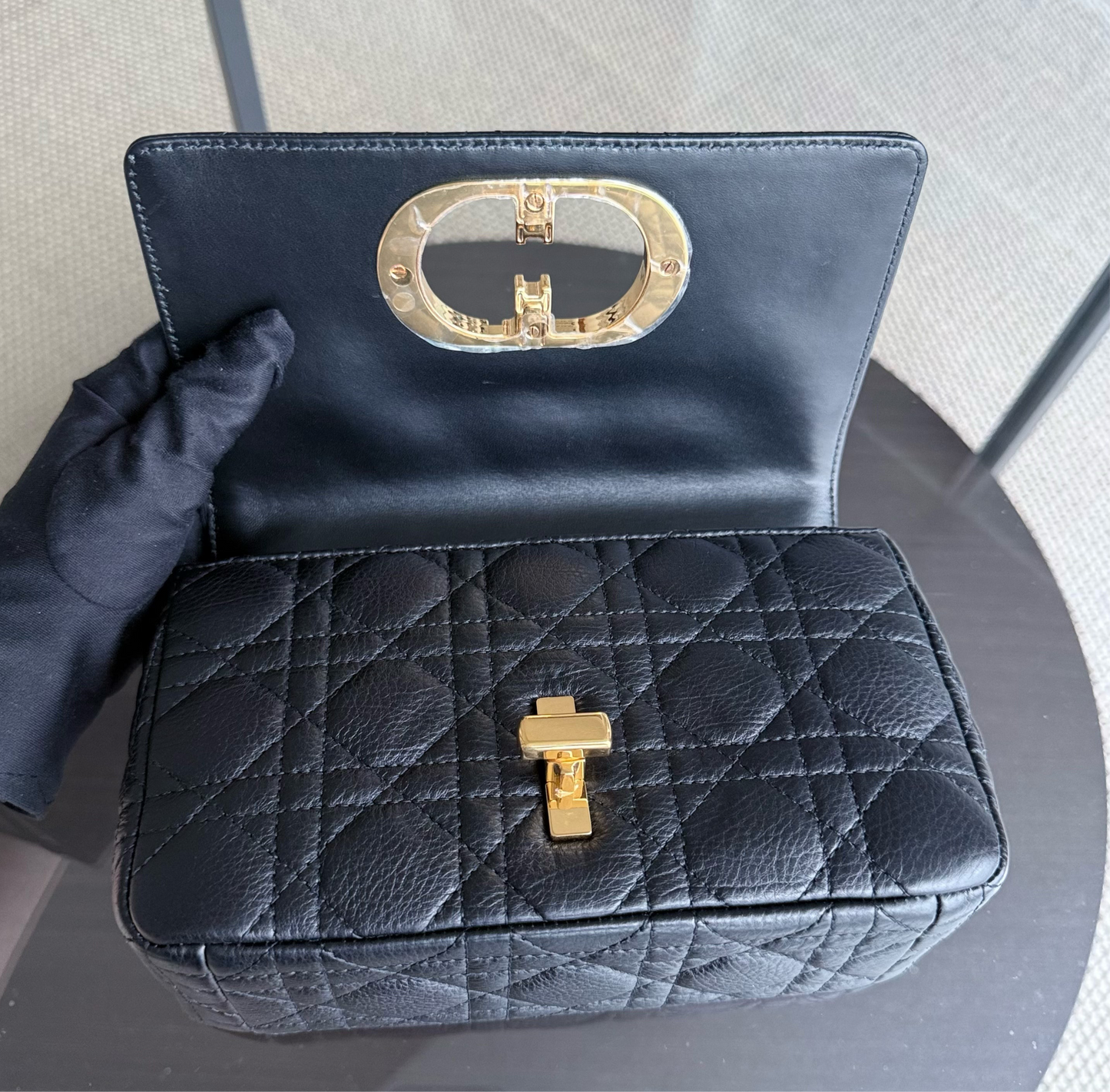 Kovancy Caro Small - Cuir de veau grainé Cannage Noir Quincaillerie dorée