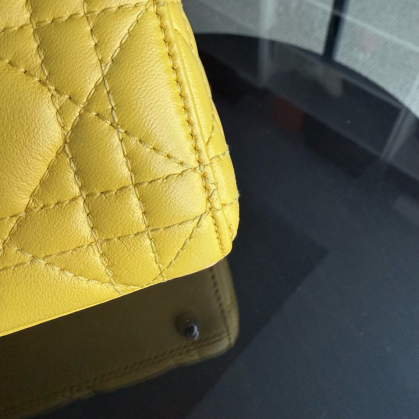 Kovancy Lady Mini Flap - Cuir d'agneau Cannage jaune, sangle chaîne, quincaillerie argentée, quincaillerie argentée