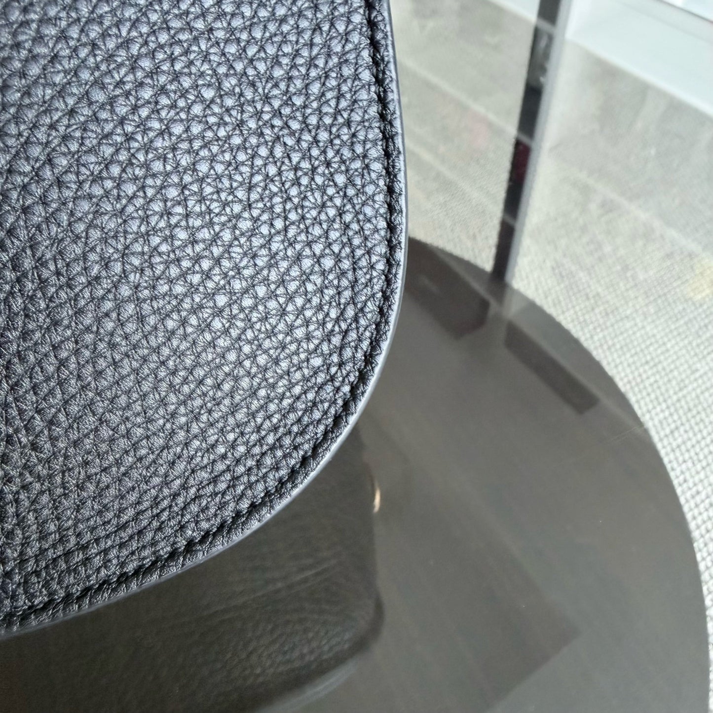 Kovancy Bijou Bobby Large - Cuir caviar noir, finitions dorées, bandoulière