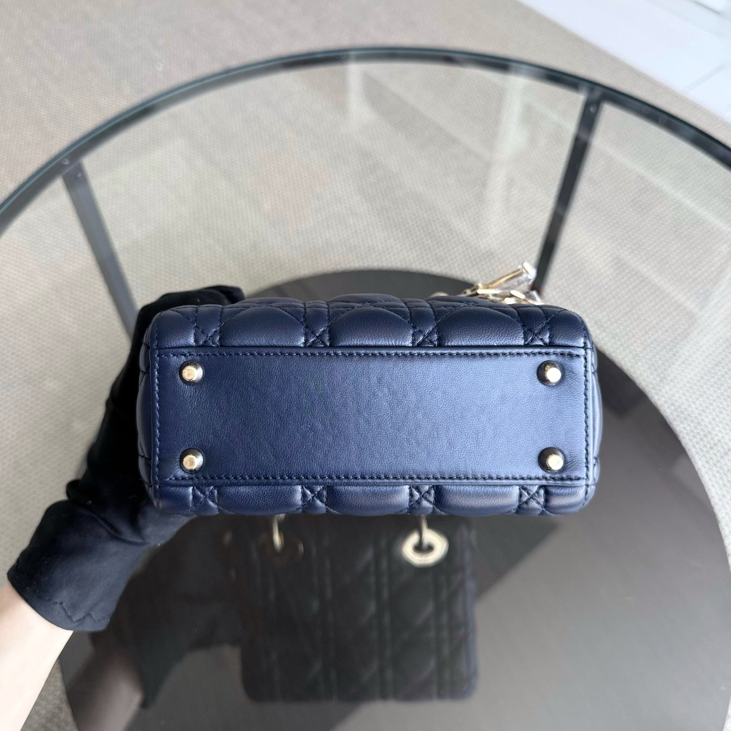 Kovancy Lady Mini - Bandoulière en cuir d'agneau Cannage bleu foncé avec chaîne et quincaillerie dorée