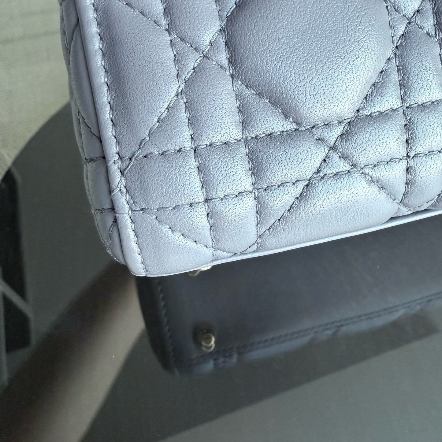 Kovancy Lady Mini - Sangle réglable en cuir d'agneau Cannage gris et matériel doré