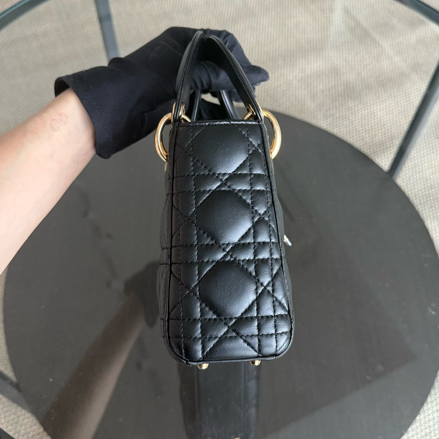 Kovancy Lady Mini - Bandoulière réglable en cuir d'agneau noir Cannage avec quincaillerie dorée