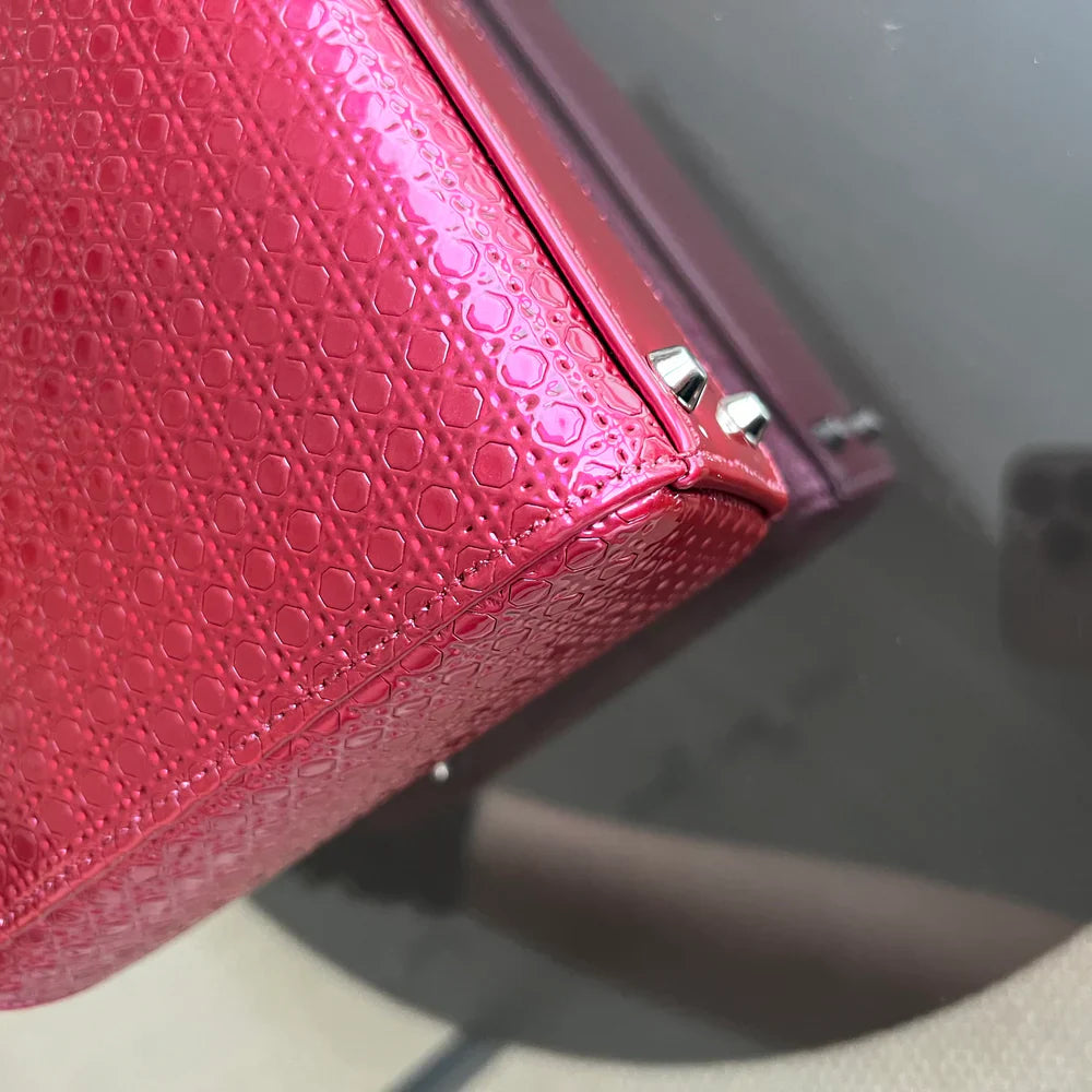 Kovancy Lady Mini - Cuir de veau micro-cannage rose métallisé, détails argentés, bandoulière ajustable