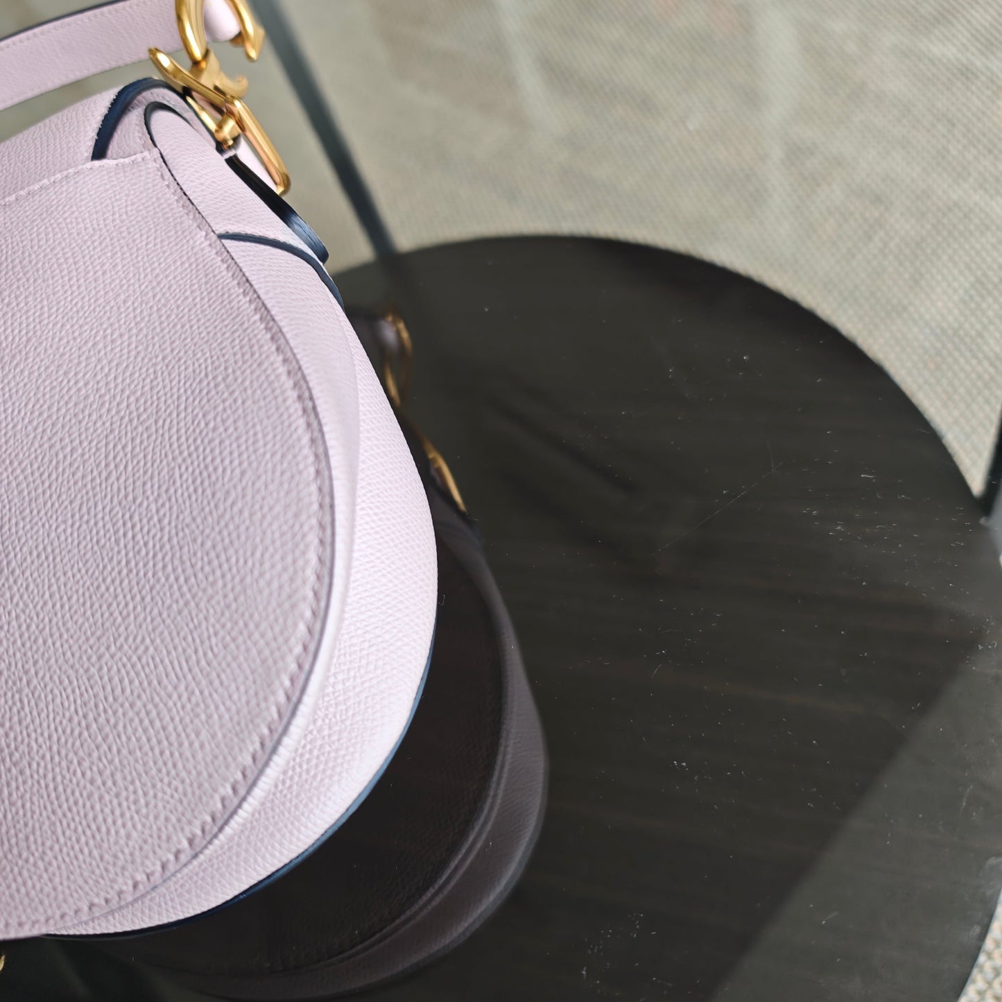 Kovancy Saddle Medium - Rose clair caviar, finitions dorées