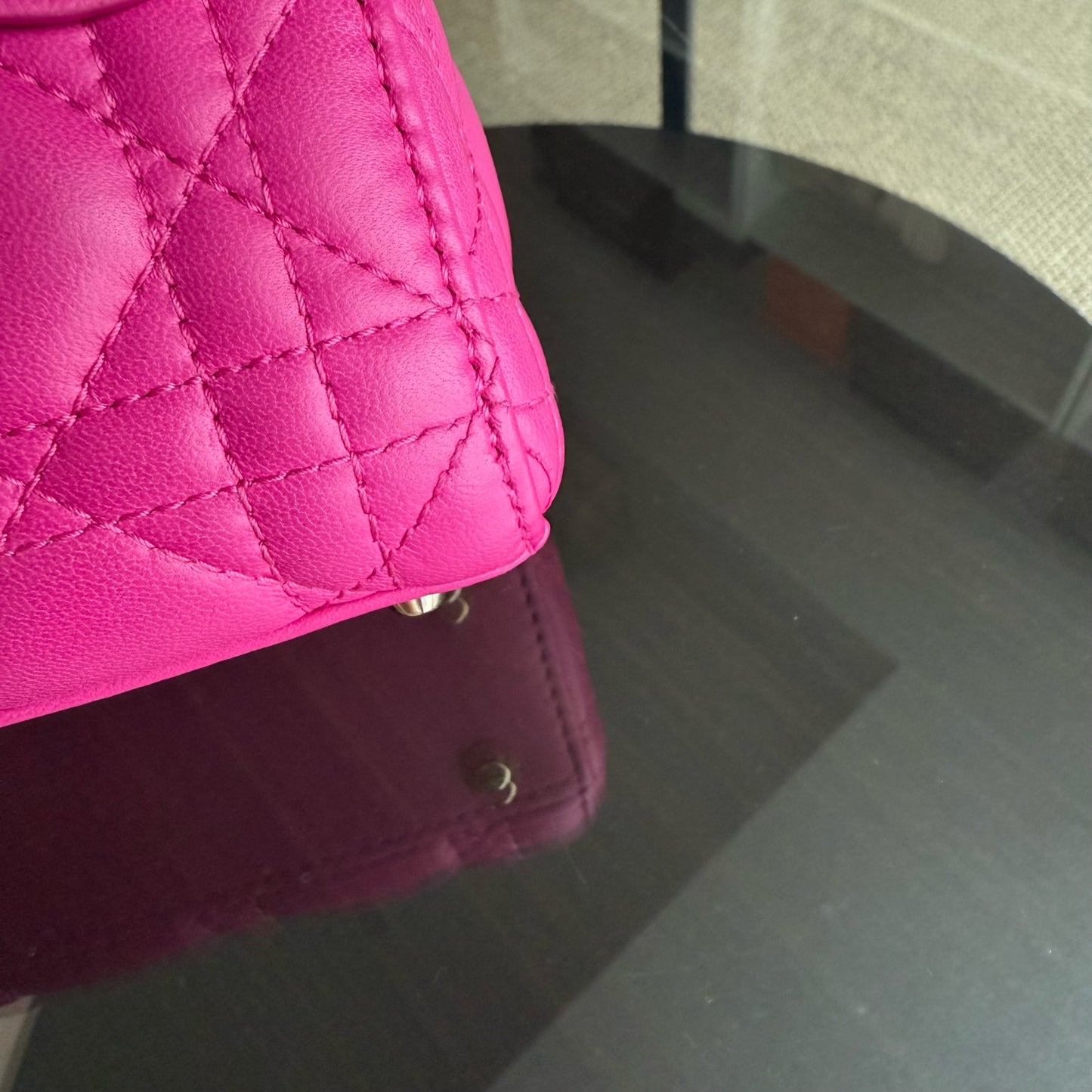 Kovancy Lady Mini - Bandoulière en cuir d'agneau Cannage rose vif avec chaîne et quincaillerie dorée