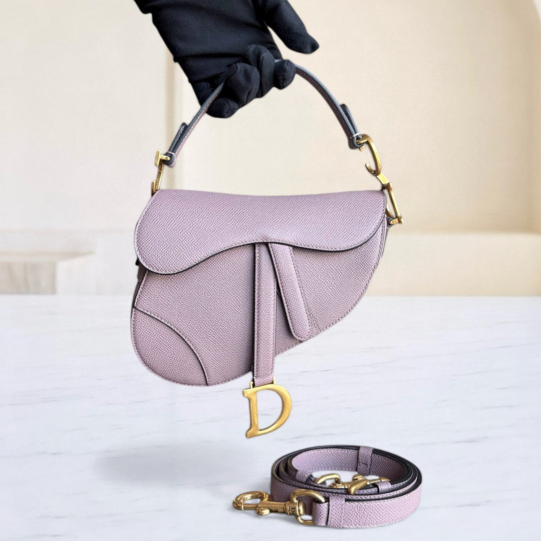 Kovancy Saddle Small - Bandoulière ajustable en cuir de veau grainé Nude Rose Hardware Gold