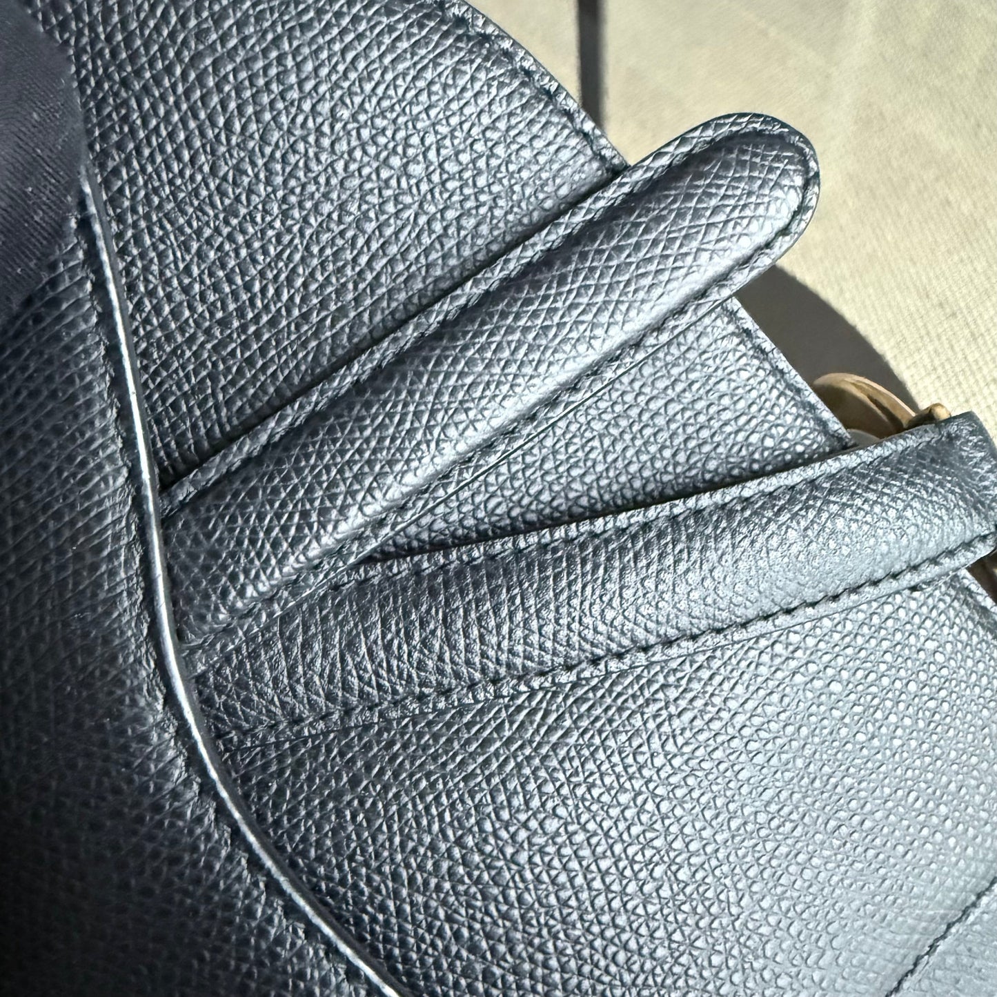 Sac Kovancy Saddle Small 21 cm en cuir caviar noir avec bandoulière et finitions dorées.