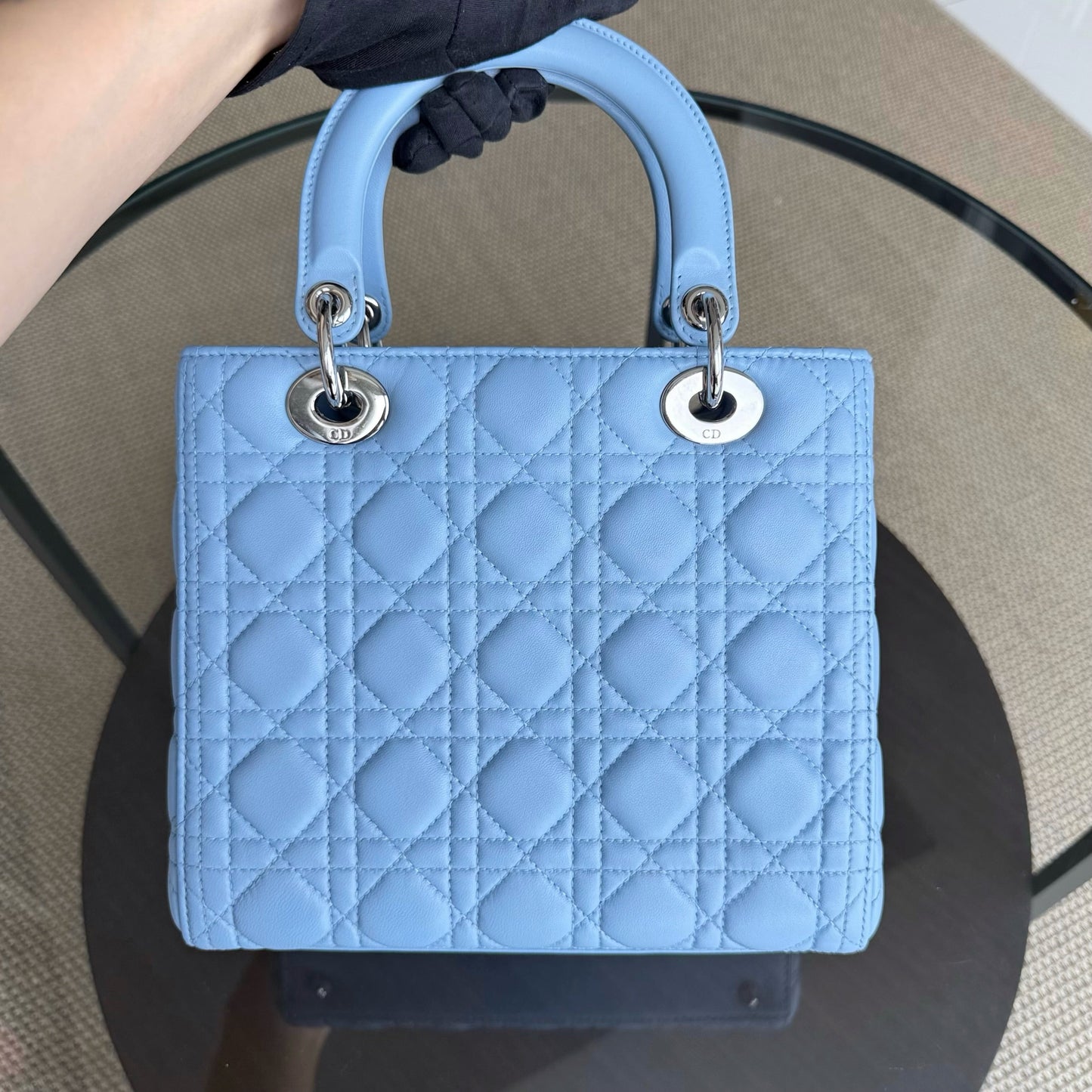 Kovancy Lady Cuir d'agneau Cannage moyen bleu clair avec accessoires argentés