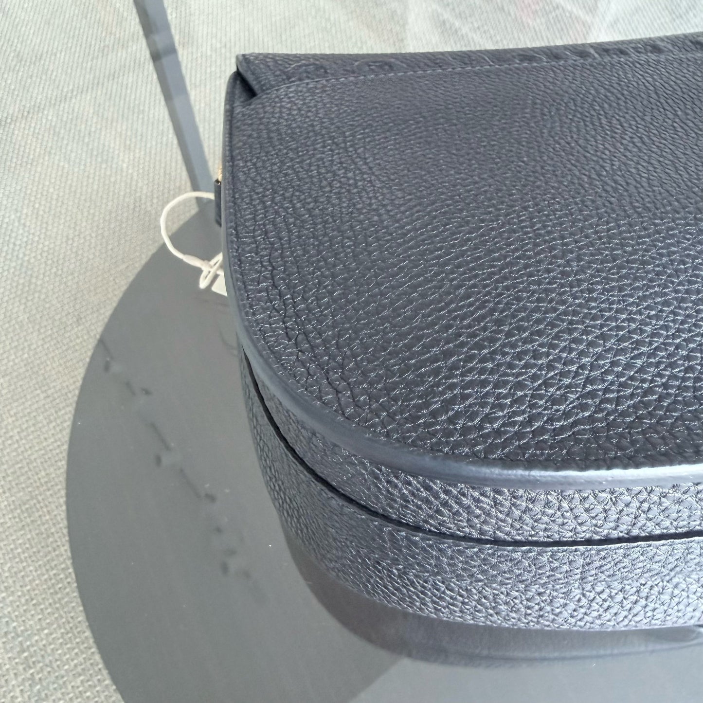 Kovancy Bijou Bobby Large - Cuir caviar noir, finitions dorées, bandoulière
