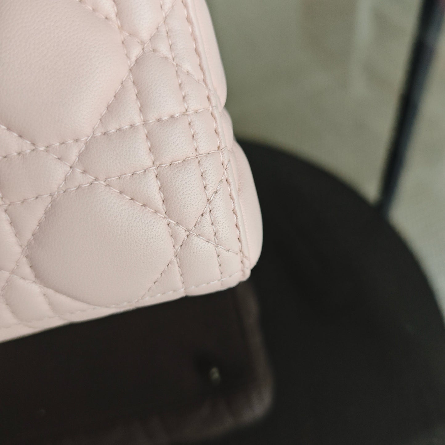 Kovancy Lady Grand modèle - Cuir d'agneau Cannage rose clair avec finitions dorées
