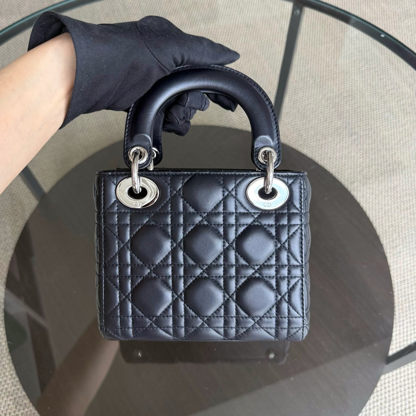 Kovancy Lady Mini - Bracelet chaîne en cuir d'agneau Cannage bleu nuit avec détails argentés
