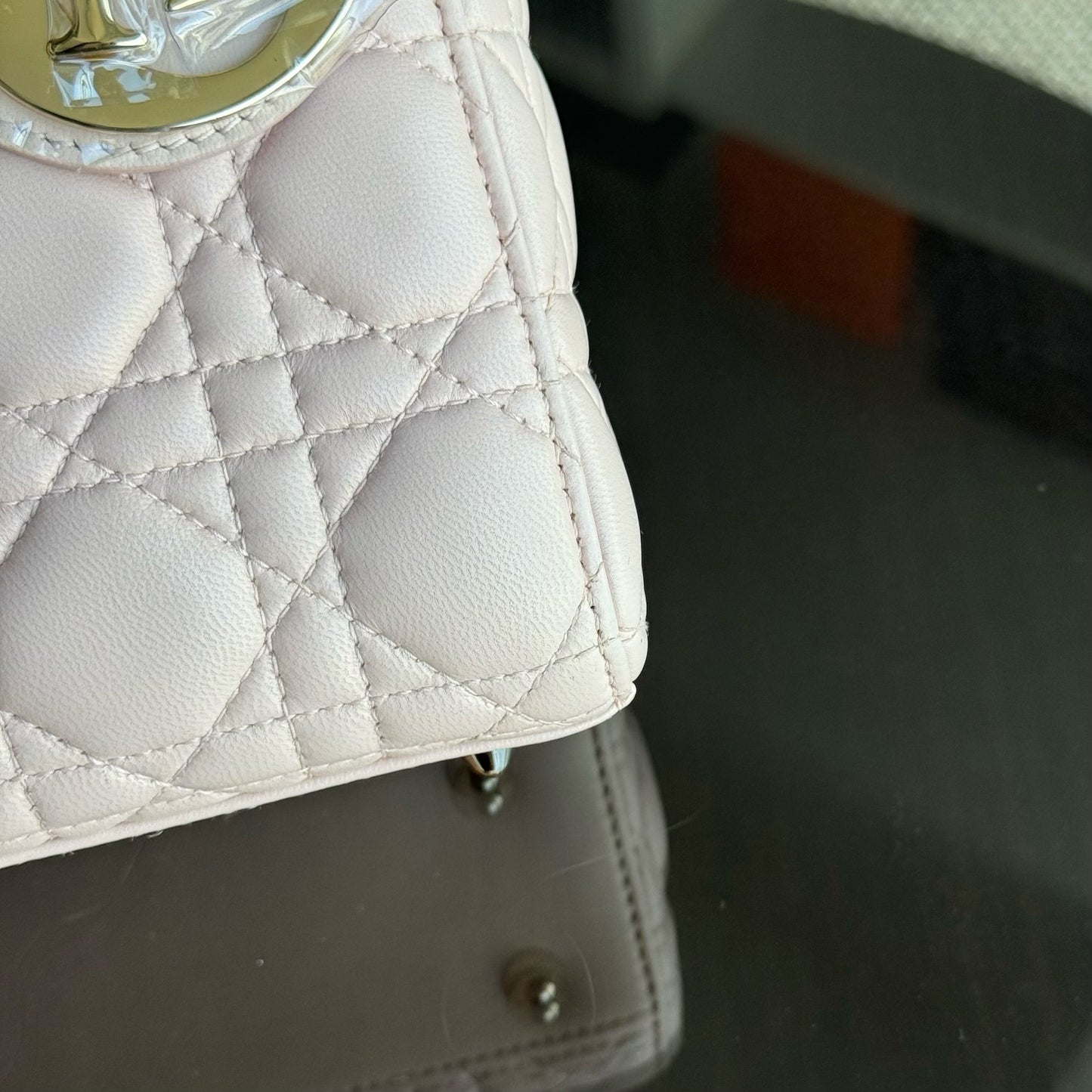 Kovancy Lady Petit rabat - Cuir d'agneau Cannage Light Sakura Rose Quincaillerie dorée SANS SANGLE