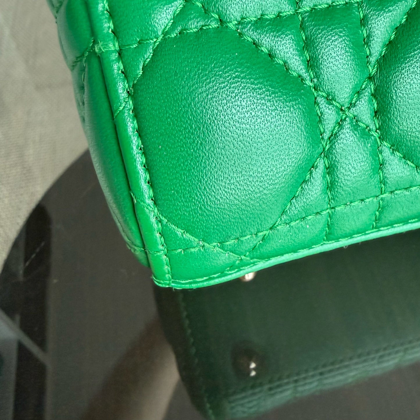 Kovancy Lady Petit rabat - Cuir d'agneau Cannage vert et finitions dorées