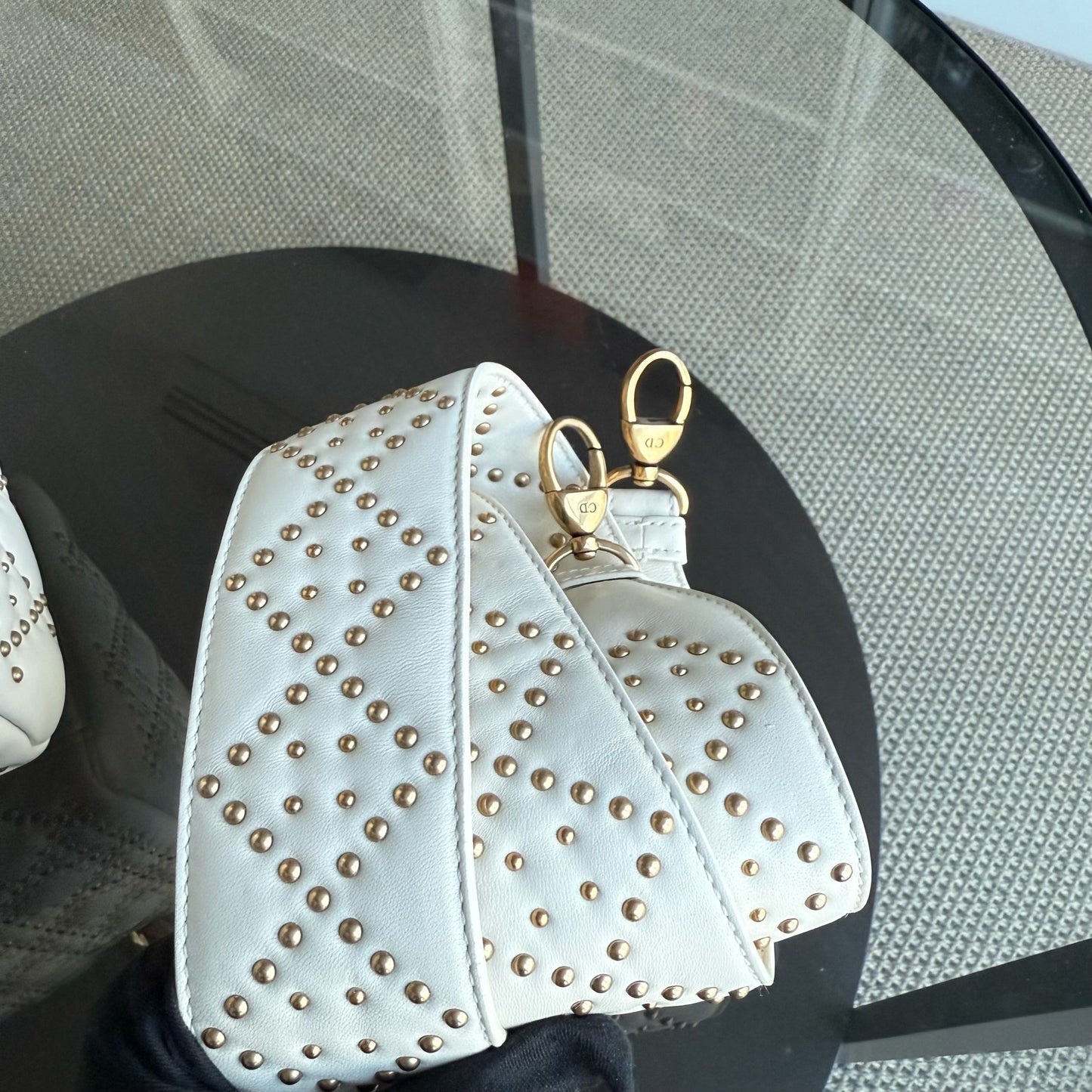 Kovancy Lady Moyen - Version zippée en cuir de veau Cannage clouté avec quincaillerie en or blanc