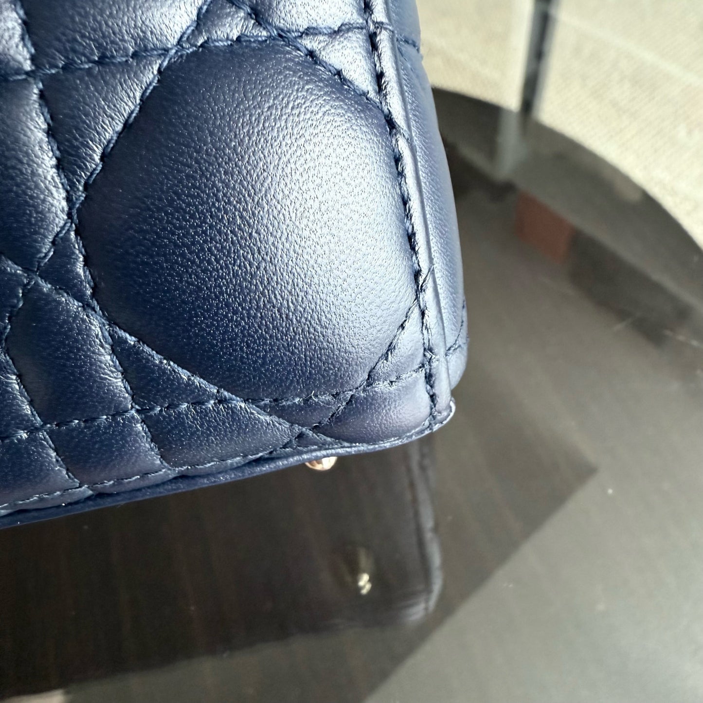 Kovancy Lady Petit rabat - Cuir d'agneau Cannage bleu marine foncé, accessoires dorés avec breloques