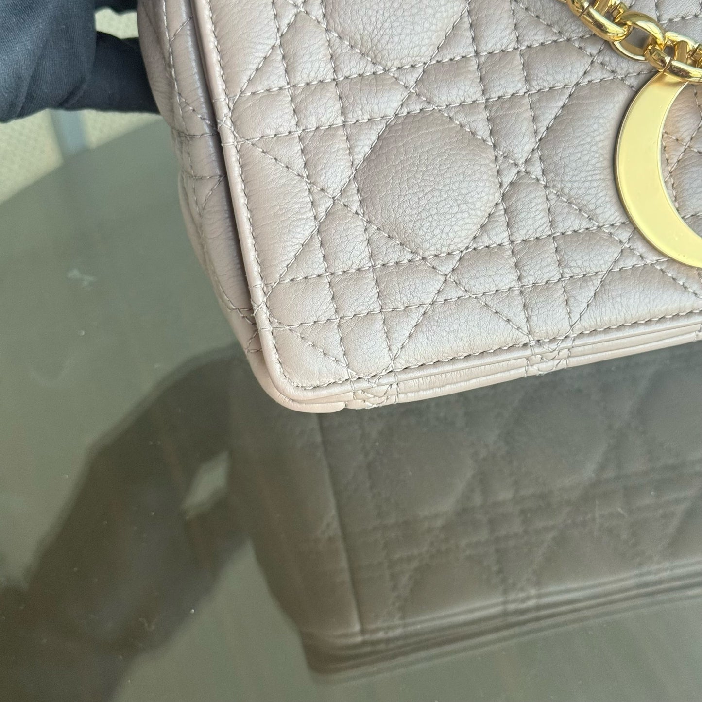 Kovancy Sac Caro Medium - 25CM en cuir de veau Cannage Milktea Blush Quincaillerie dorée