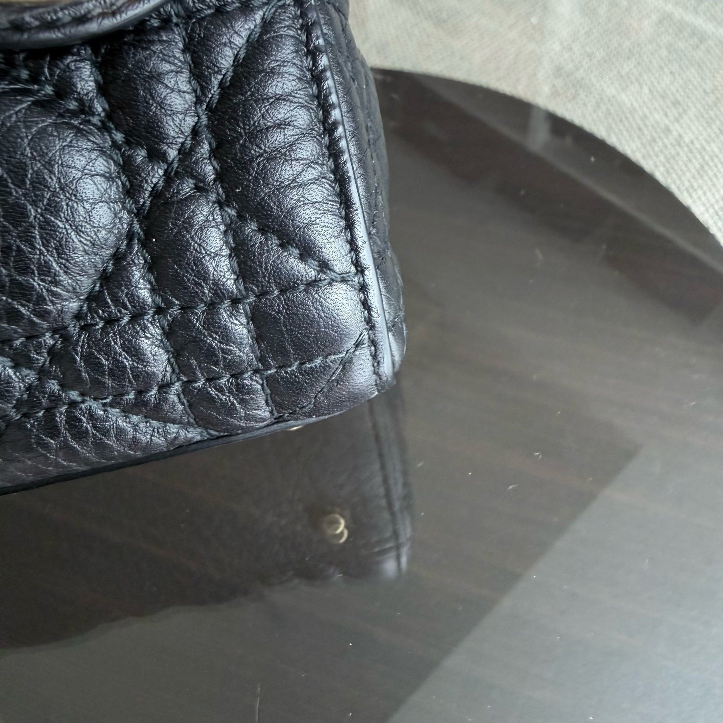 Kovancy Lady Mini - Cannage en veau grainé noir avec finitions dorées