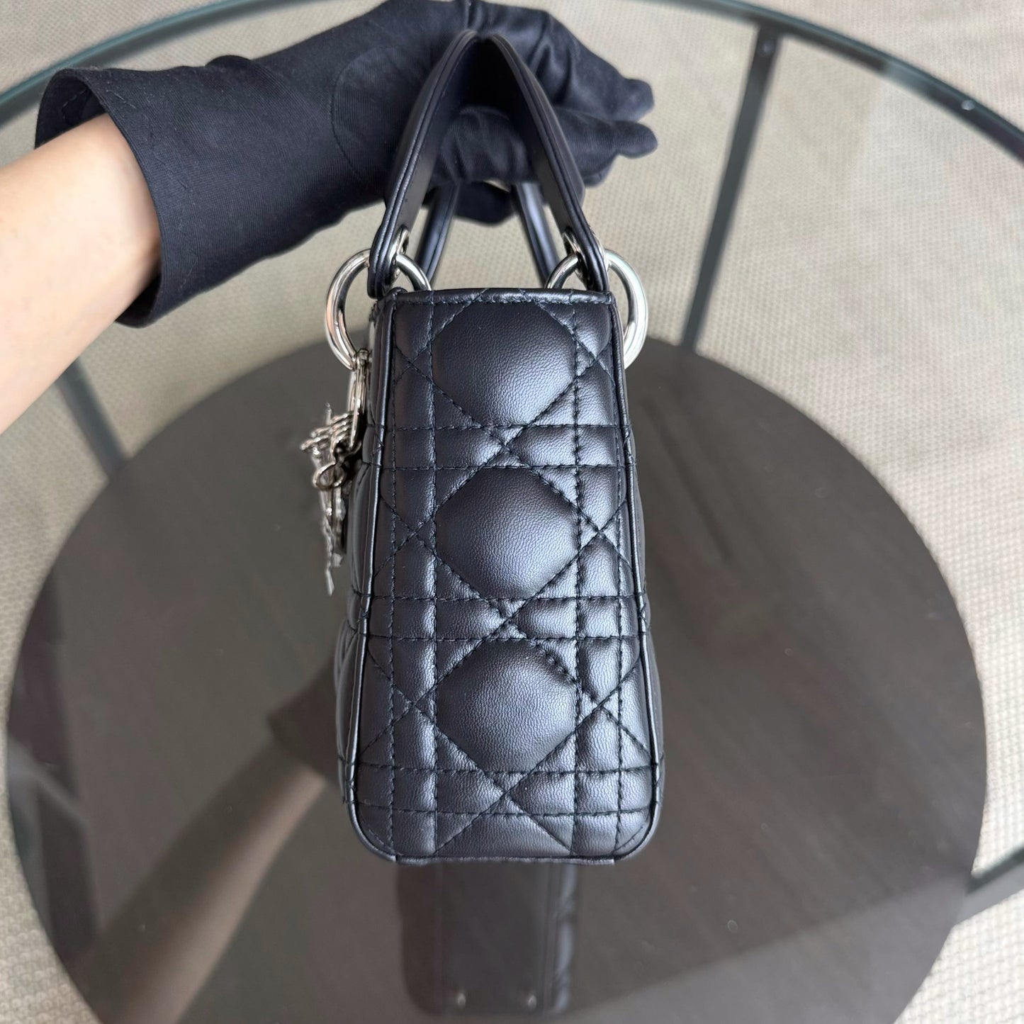Kovancy Lady Mini - Bracelet chaîne en cuir d'agneau Cannage bleu nuit avec détails argentés